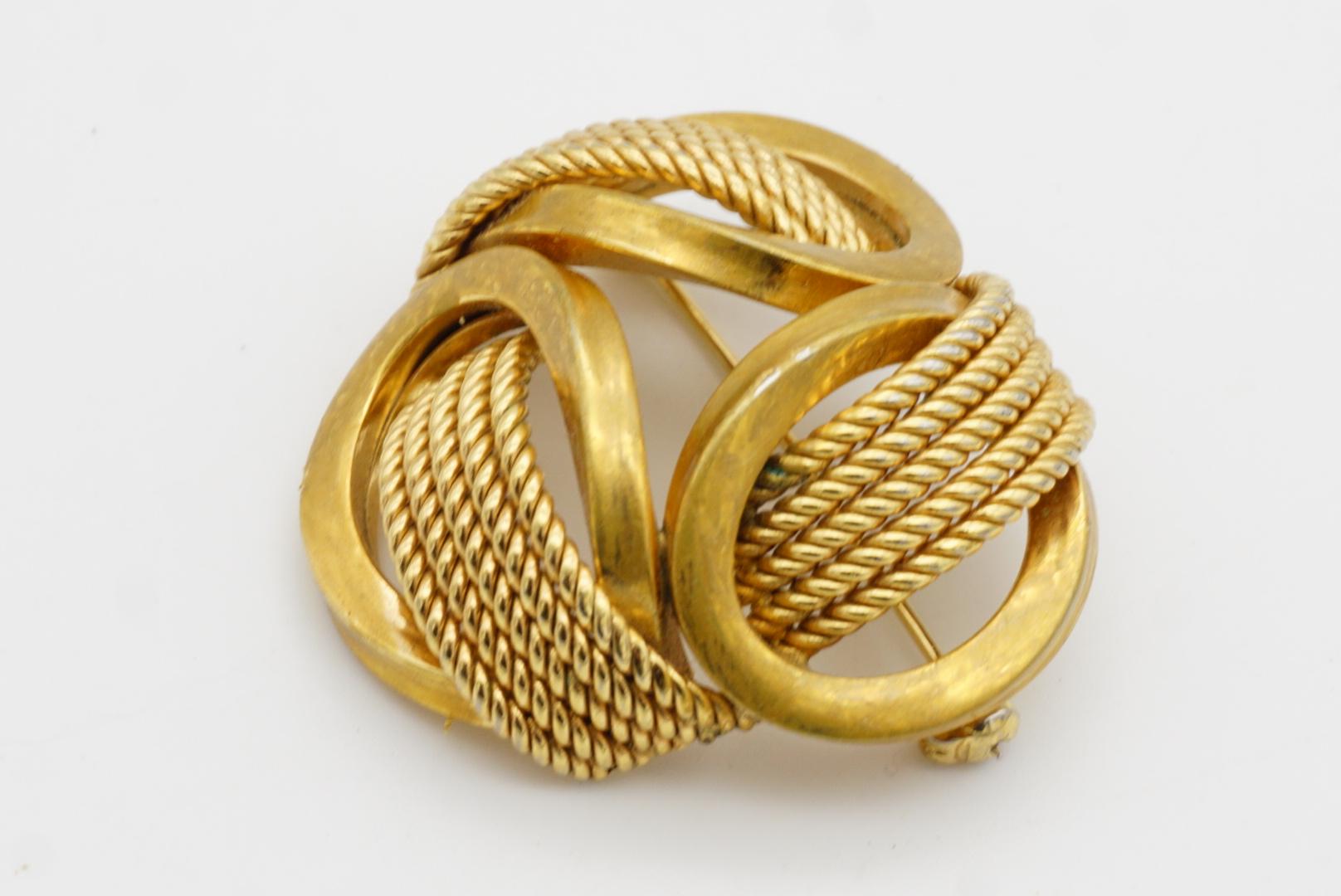 Christian Dior GROSSE 1970 Trio de triangles ajourés en maille ovale interlockée Broche en vente 4