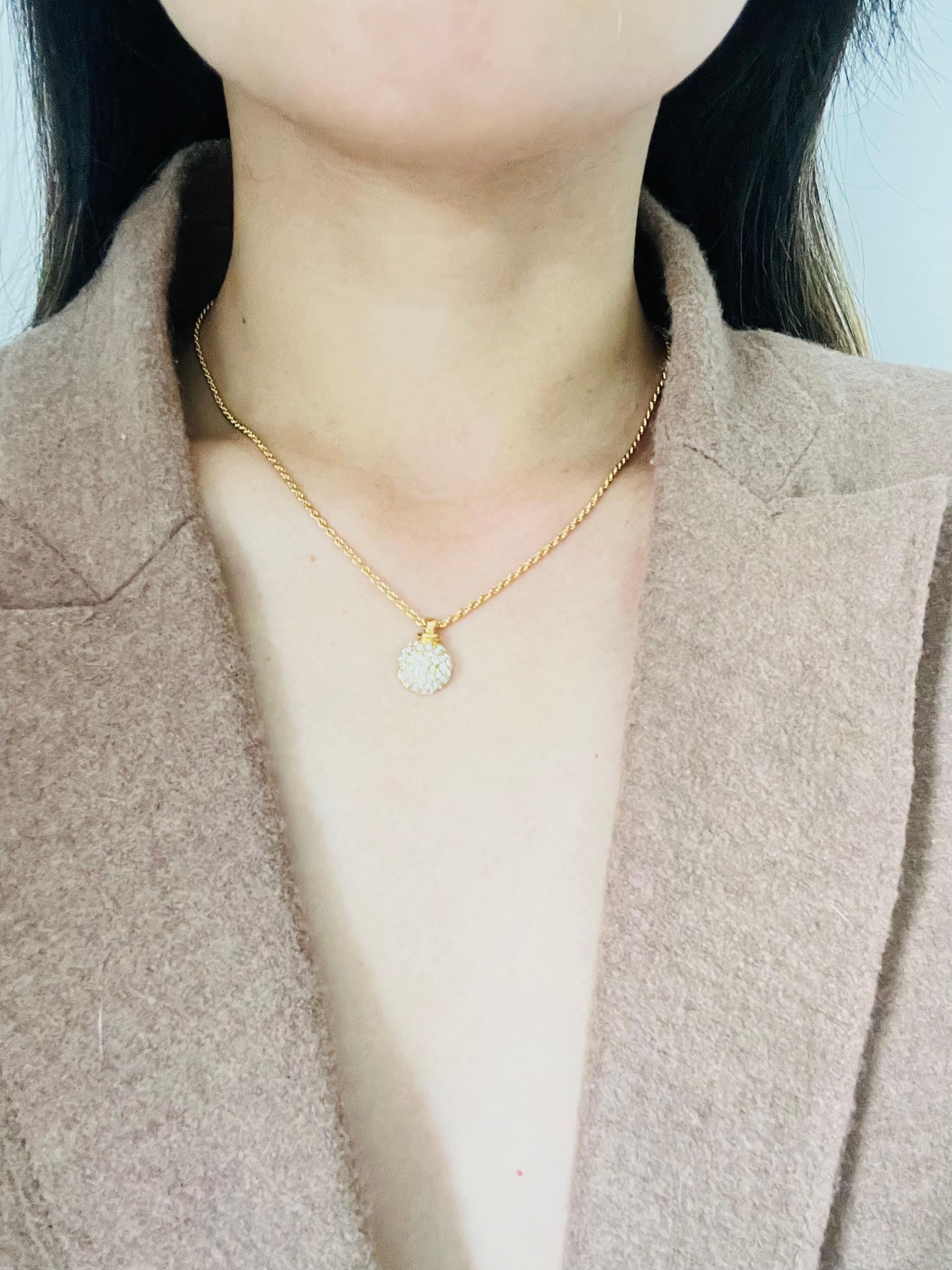 Christian Dior GROSSE 1970 Collana con ciondolo a forma di bottiglia d'epoca con cristalli tondi e bombati in vendita 1