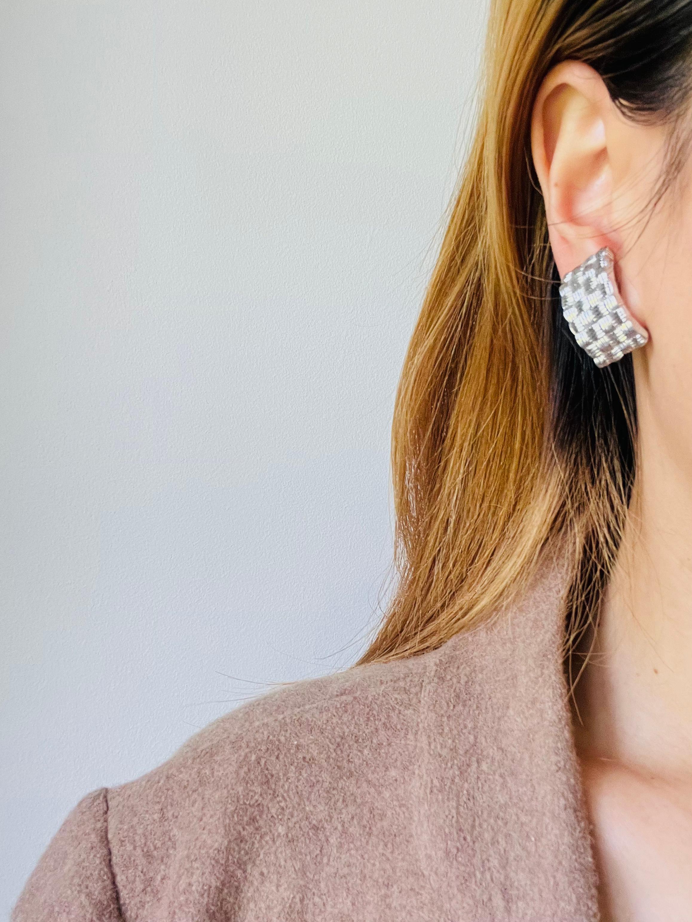 Christian Dior GROSSE 1970s Basket Weave Rectangle Dome Silver Clip Earrings Unisexe en vente