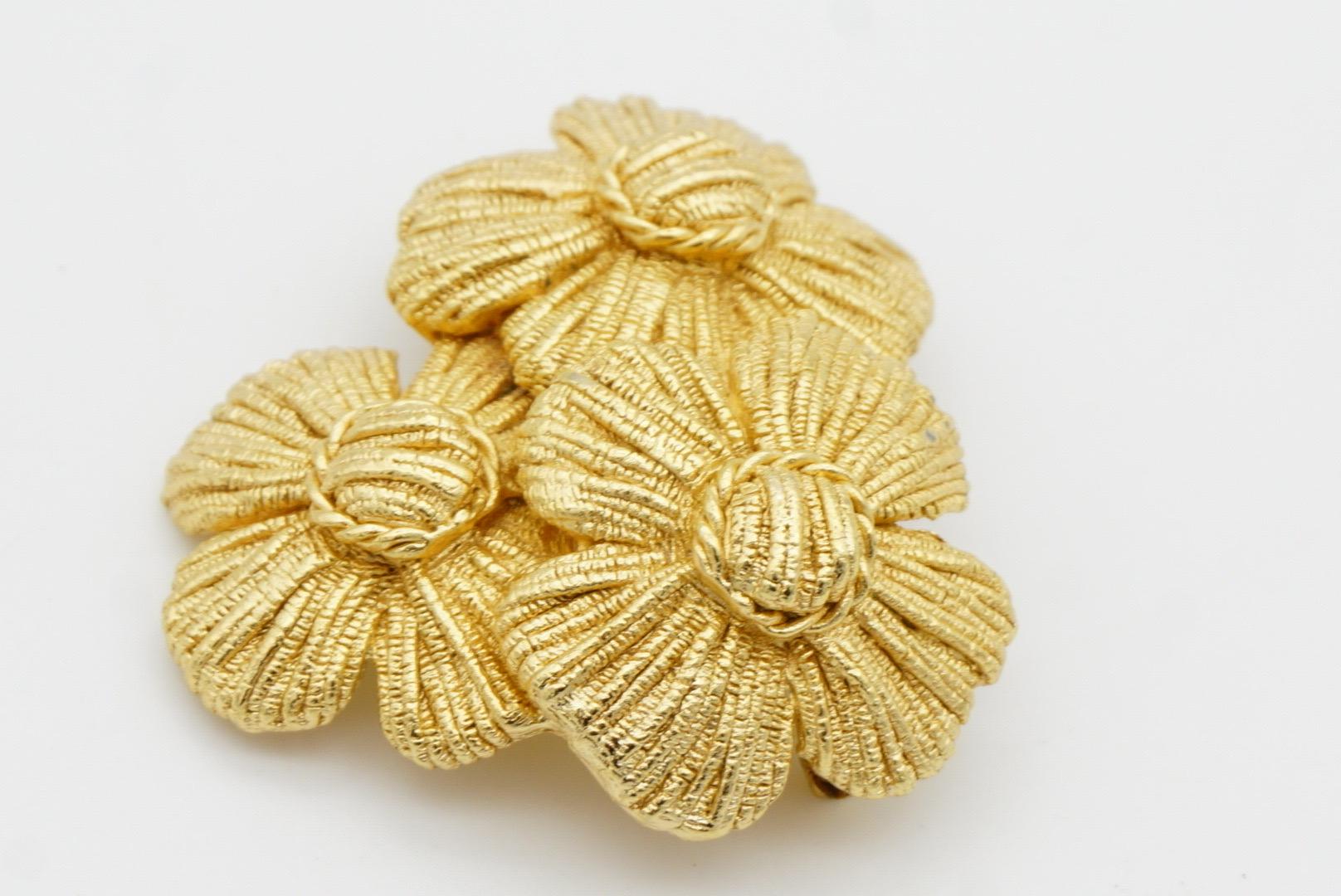 Christian Dior GROSSE 1970s Brushed Trio Layer Flower Lucky Clover Gold Brooch in vendita 5
