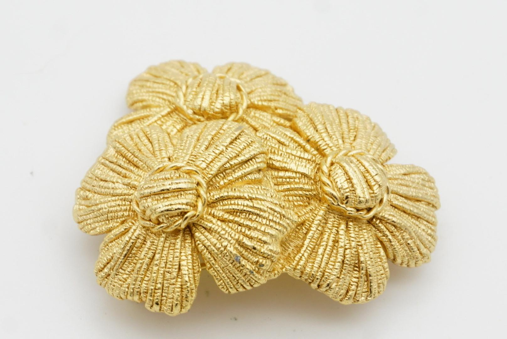 Christian Dior GROSSE 1970s Brushed Trio Layer Flower Lucky Clover Gold Brooch in vendita 6