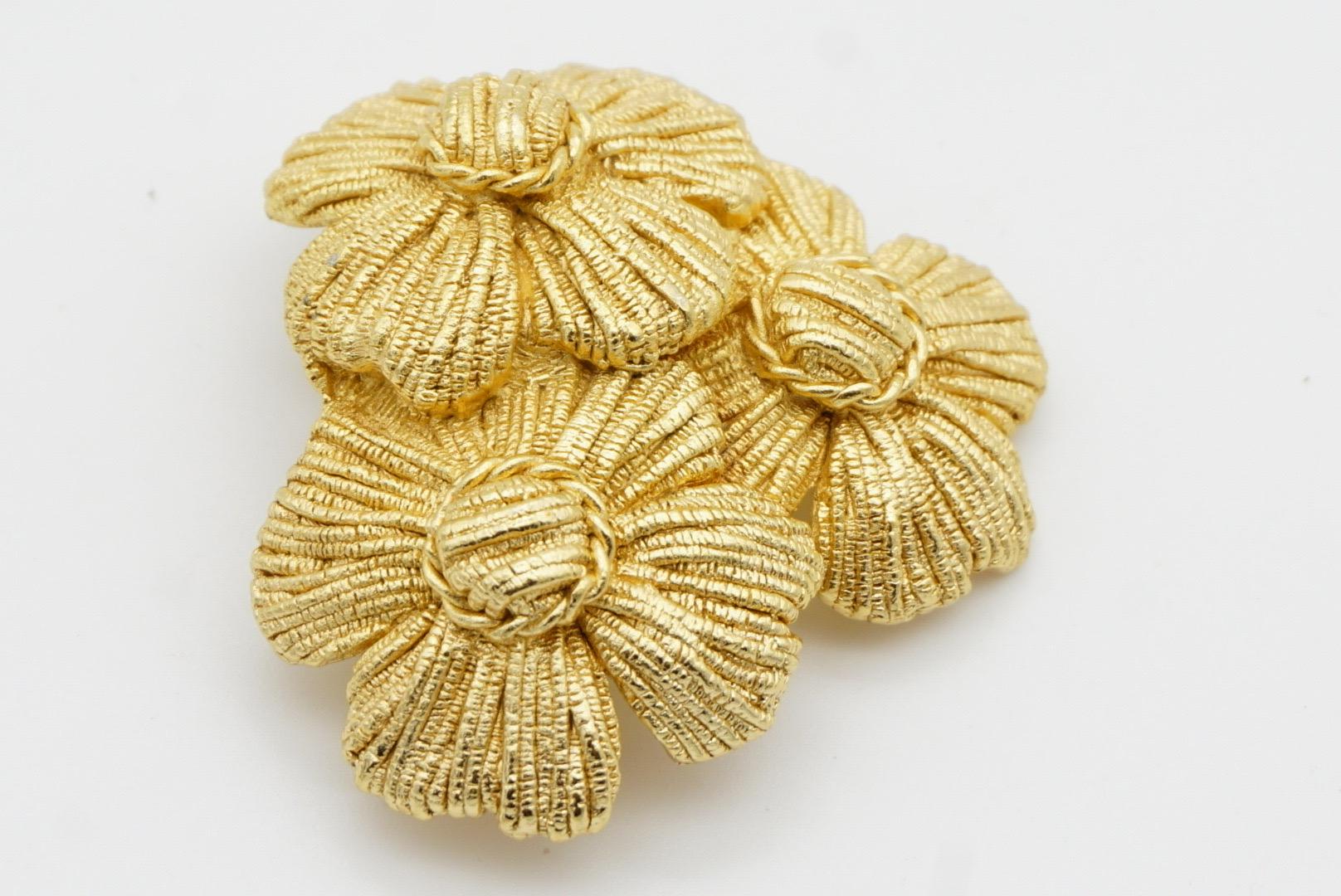 Christian Dior GROSSE 1970s Brushed Trio Layer Flower Lucky Clover Gold Brooch in vendita 7