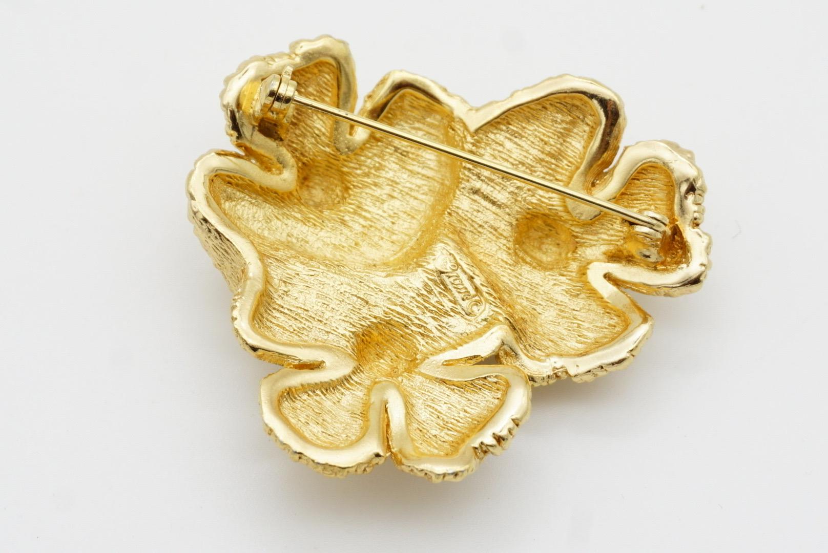 Christian Dior GROSSE 1970s Brushed Trio Layer Flower Lucky Clover Gold Brooch in vendita 9