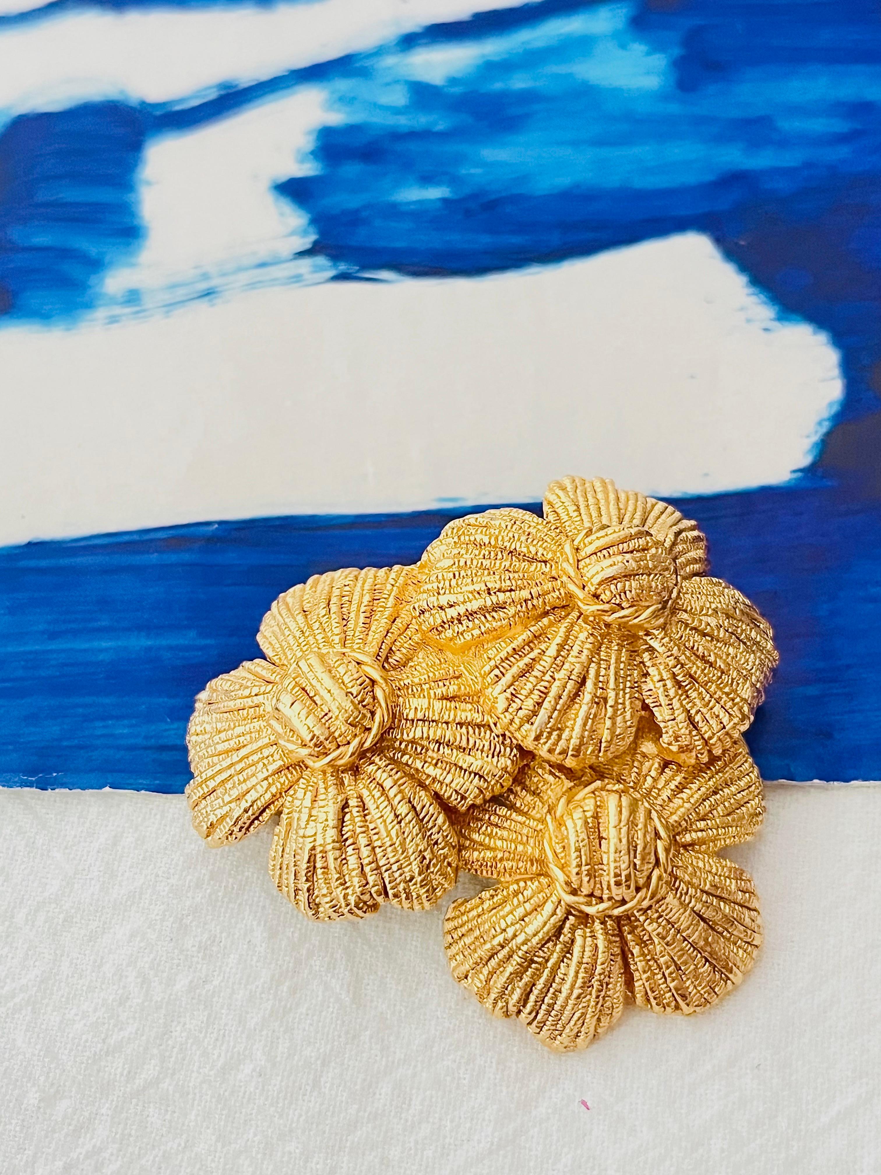 Art Déco Christian Dior GROSSE 1970s Brushed Trio Layer Flower Lucky Clover Gold Brooch in vendita