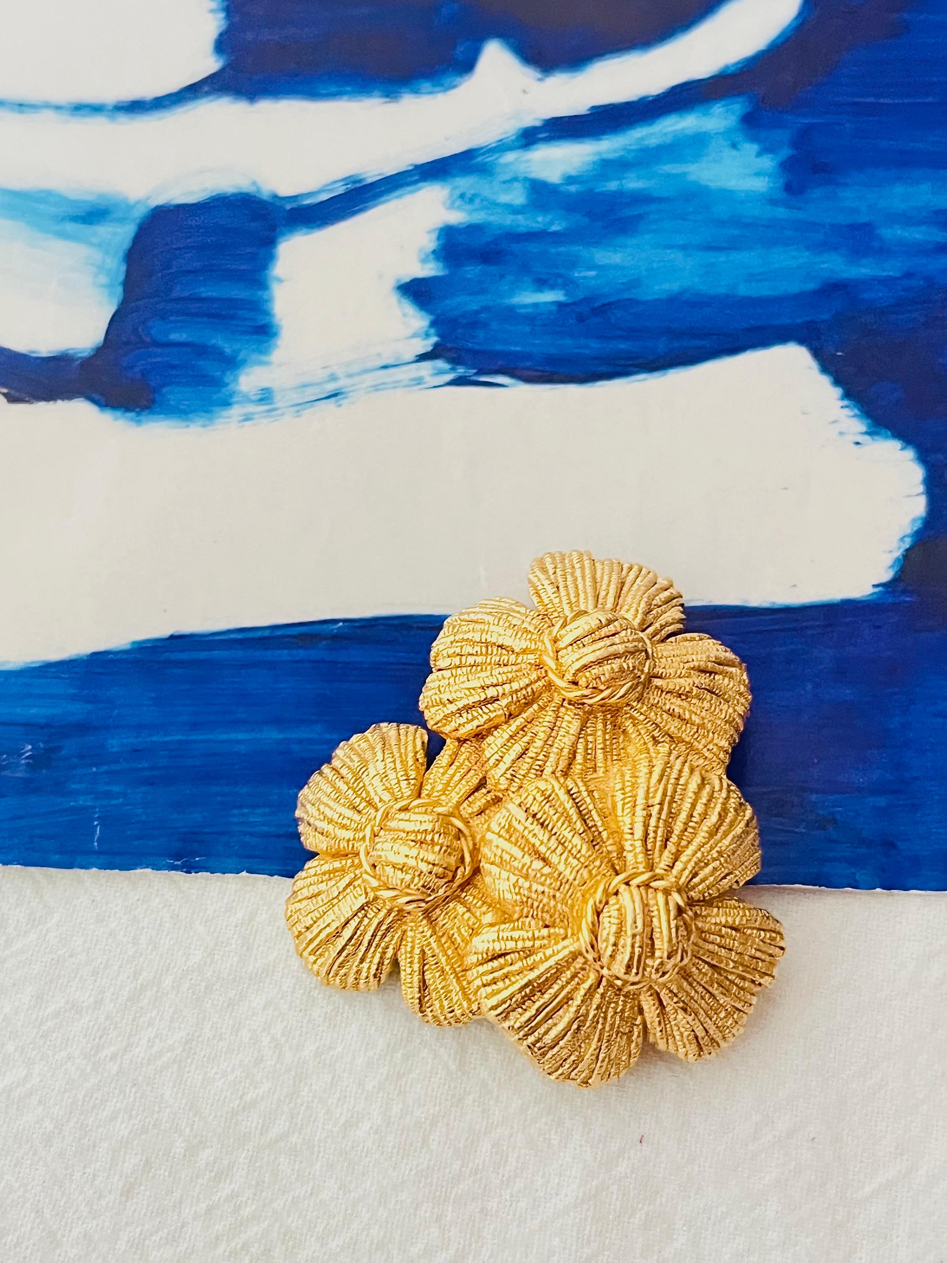 Christian Dior GROSSE 1970s Brushed Trio Layer Flower Lucky Clover Gold Brooch In condizioni ottime in vendita a Wokingham, England
