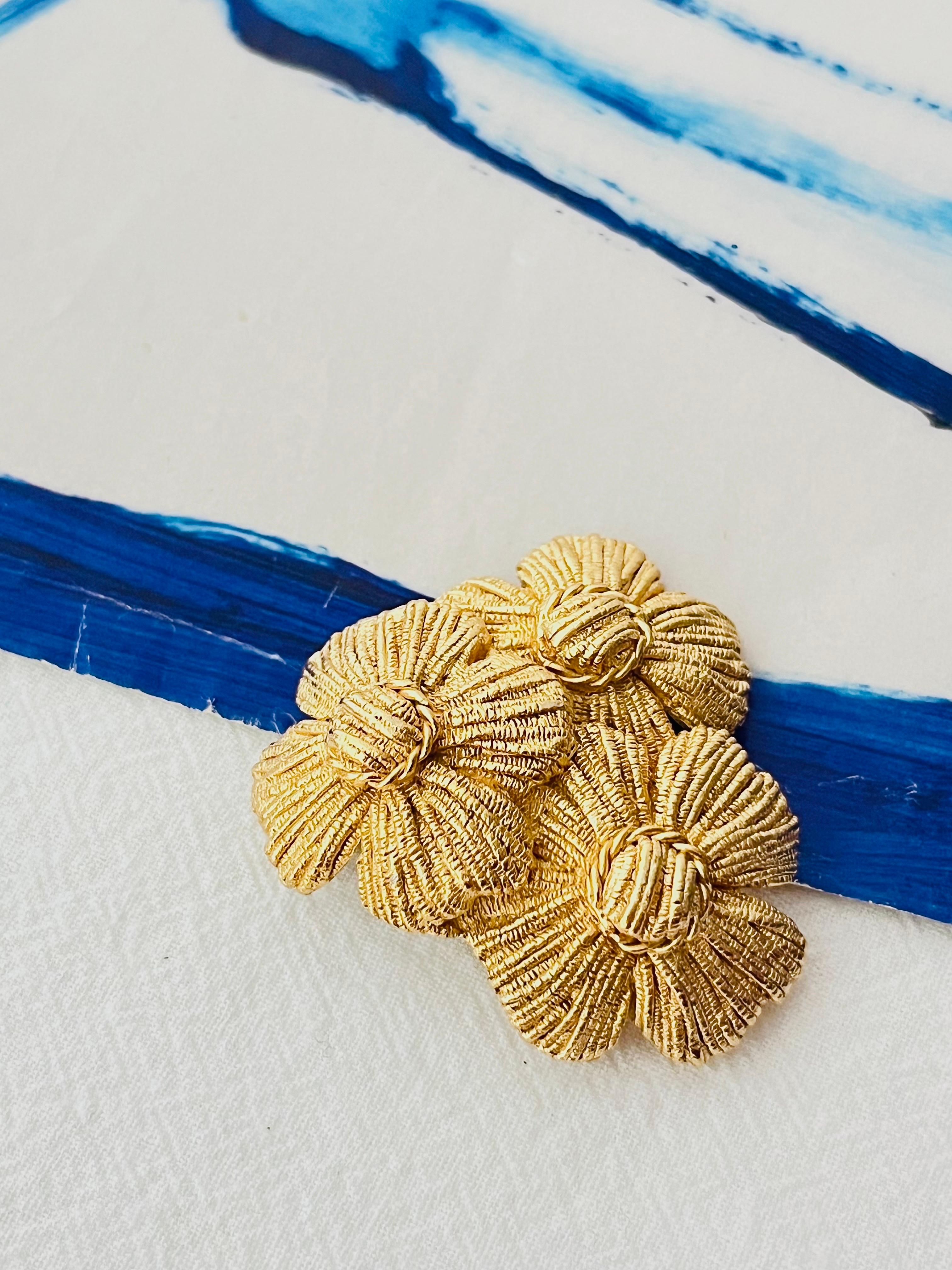 da uomo o donna Christian Dior GROSSE 1970s Brushed Trio Layer Flower Lucky Clover Gold Brooch in vendita
