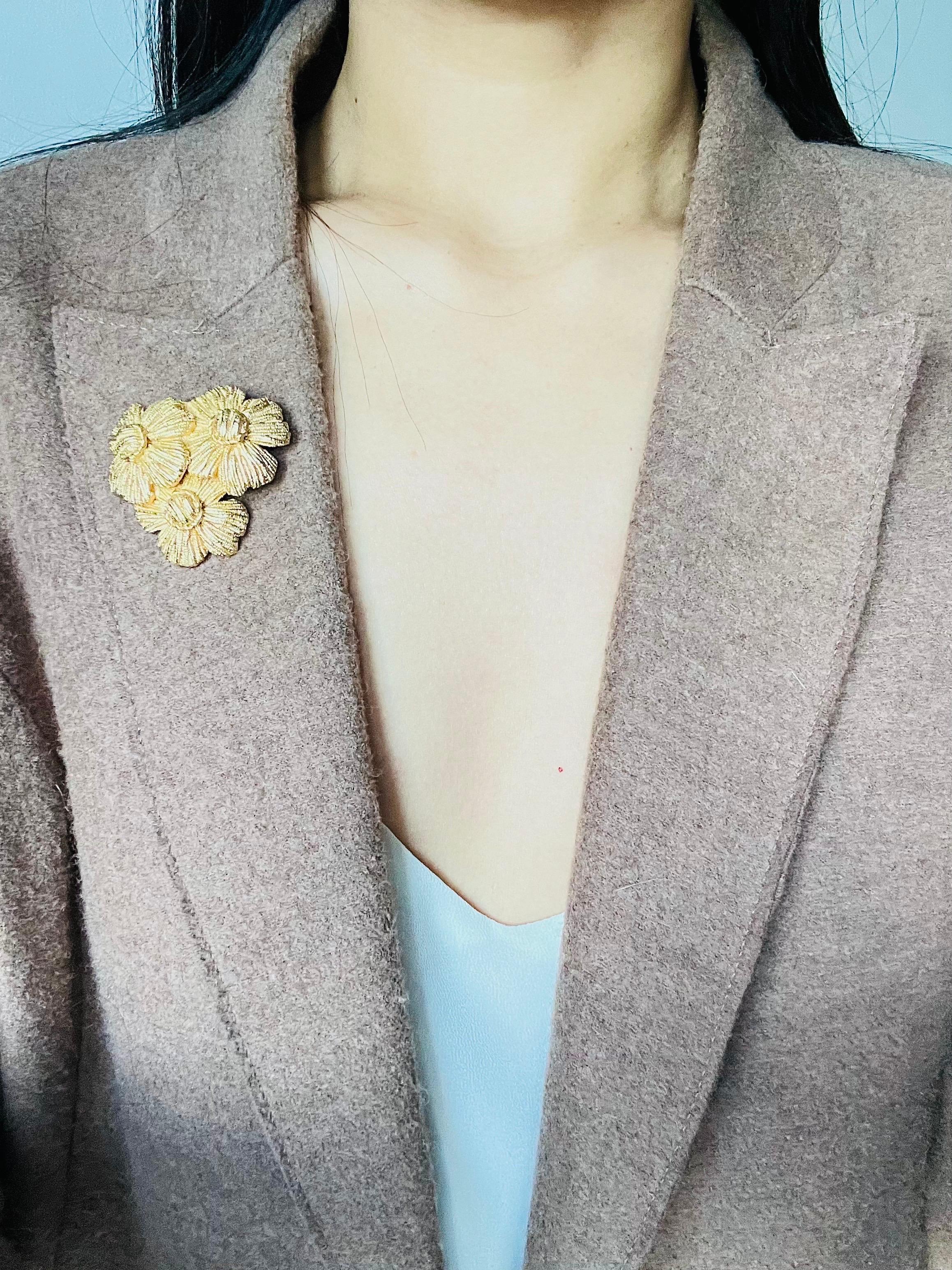 Christian Dior GROSSE 1970s Brushed Trio Layer Flower Lucky Clover Gold Brooch in vendita 1