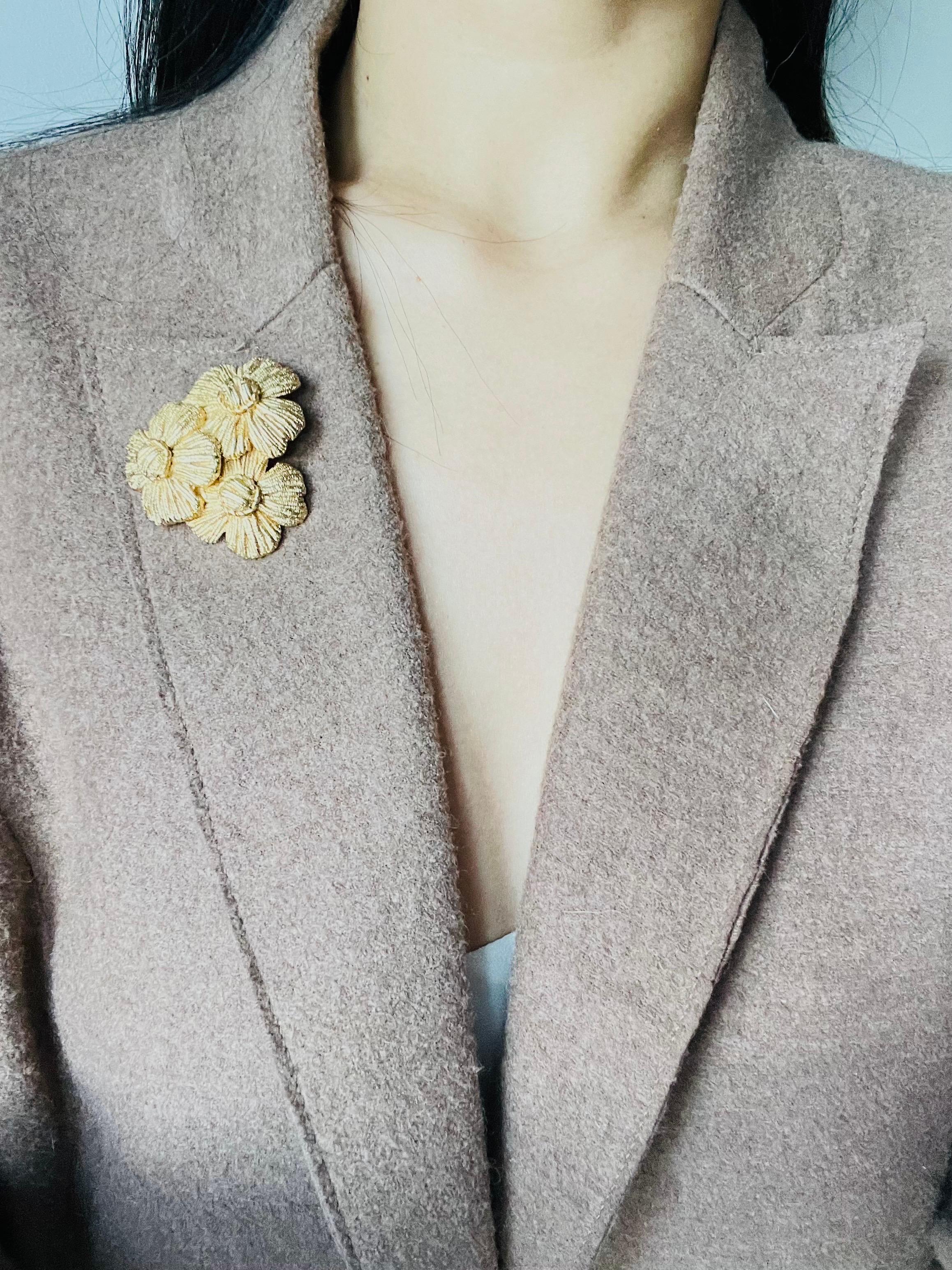 Christian Dior GROSSE 1970s Brushed Trio Layer Flower Lucky Clover Gold Brooch in vendita 2