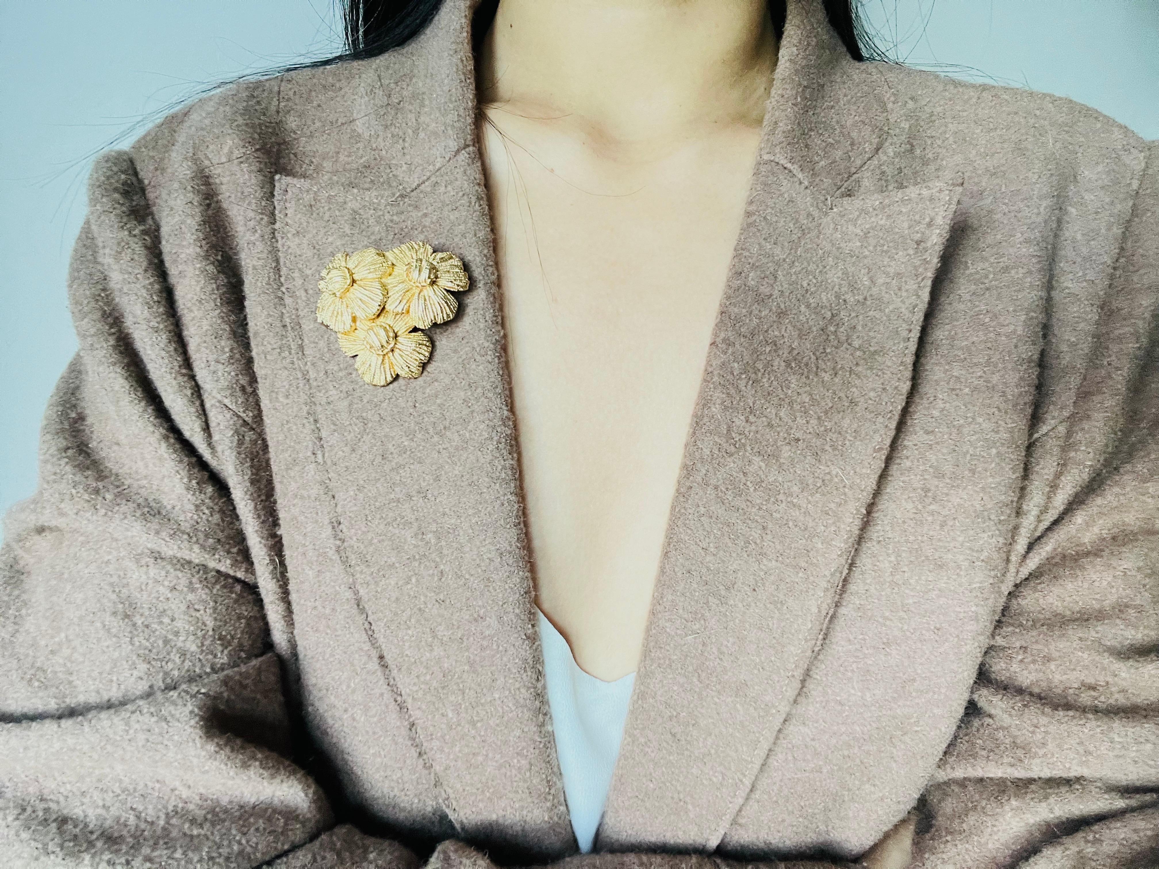 Christian Dior GROSSE 1970s Brushed Trio Layer Flower Lucky Clover Gold Brooch in vendita 3