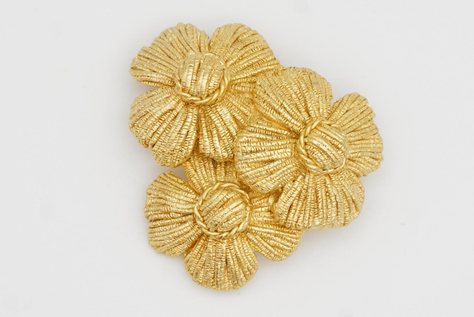 Christian Dior GROSSE 1970s Brushed Trio Layer Flower Lucky Clover Gold Brooch in vendita 4