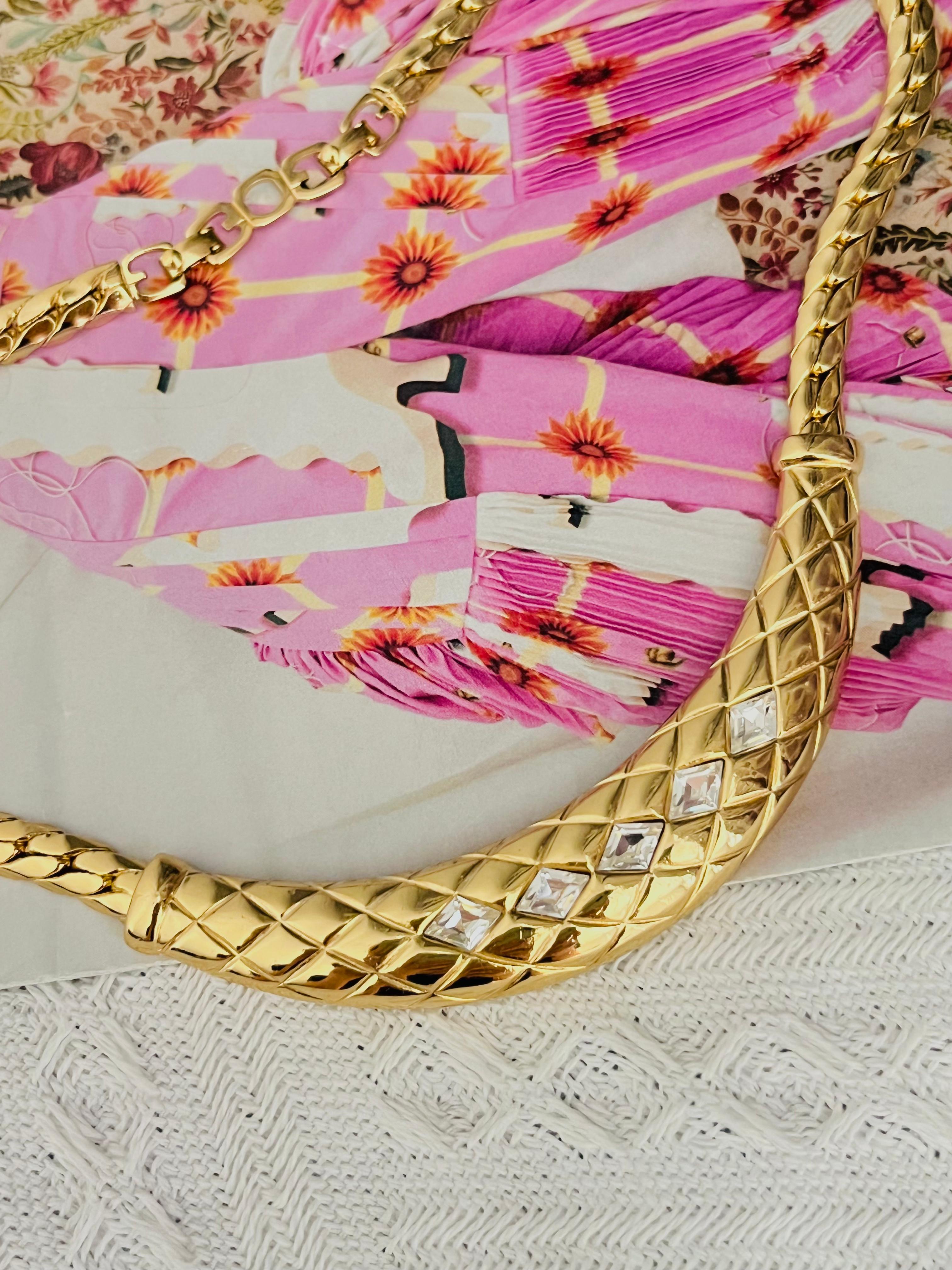Christian Dior GROSSE 1970 Unisexe Large Diamond Crystals Glow Plaid Matelassé Crescent Pendant Elegant Modernist Chunky Choker Collar Necklace, Gold Plated

Très bon état. Aucune pierre n'a été perdue. 100% authentique. 

Signé au dos. Rare à