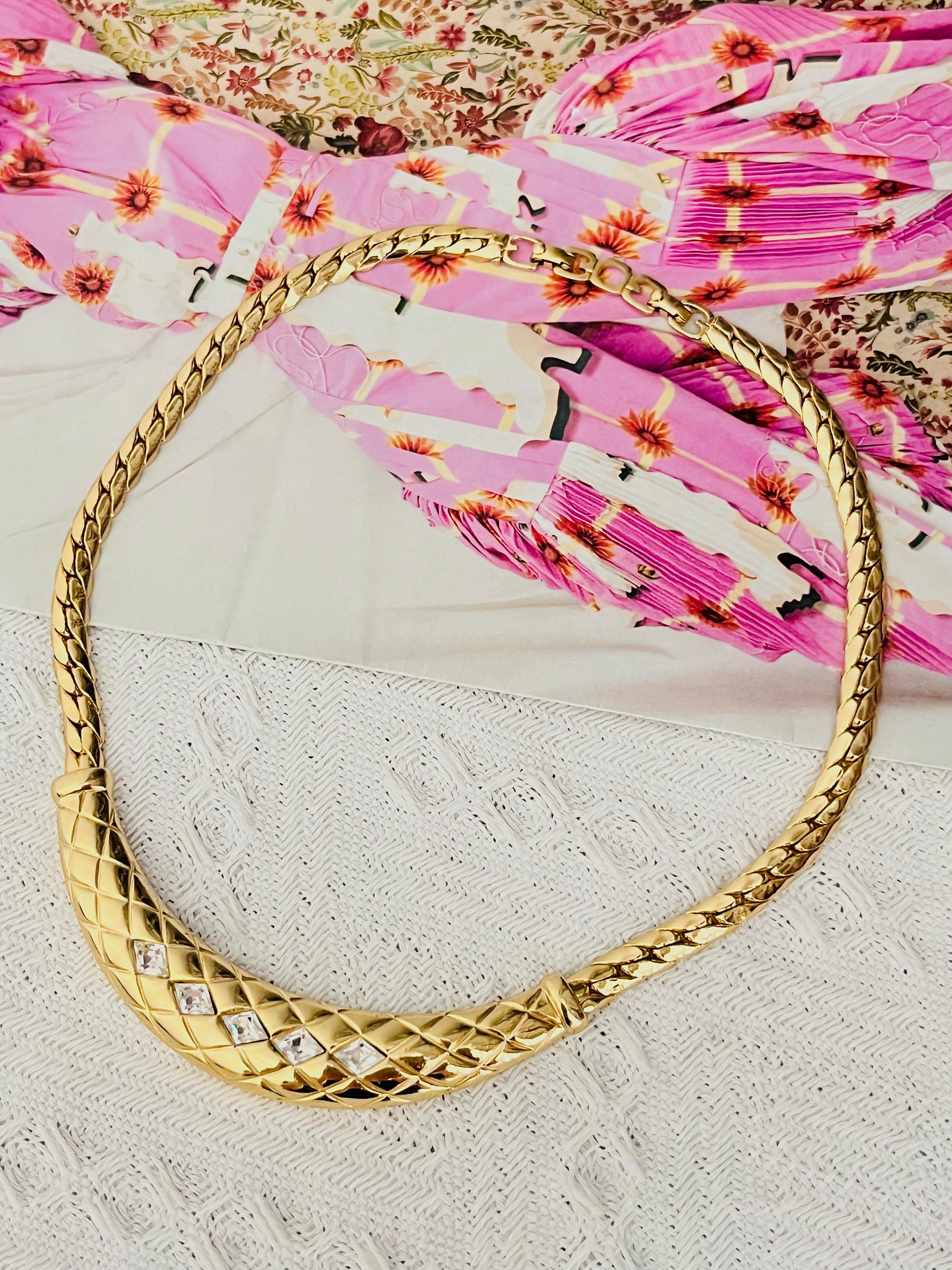 Art Déco Christian Dior GROSSE 1970s Diamante Cristalli Plaid Matelassé Collana a mezzaluna in vendita