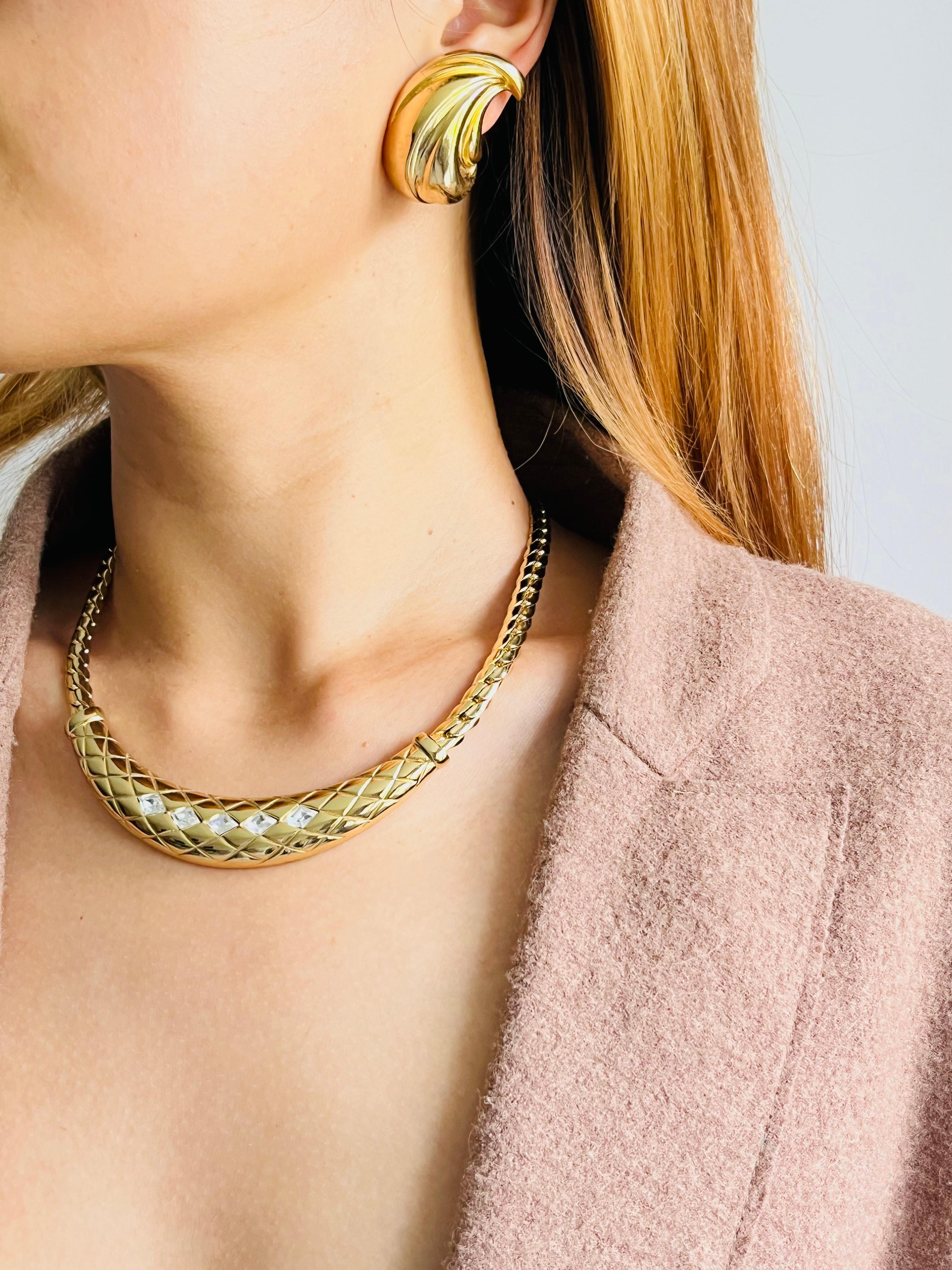 Christian Dior GROSSE 1970s Diamante Cristalli Plaid Matelassé Collana a mezzaluna in vendita 1