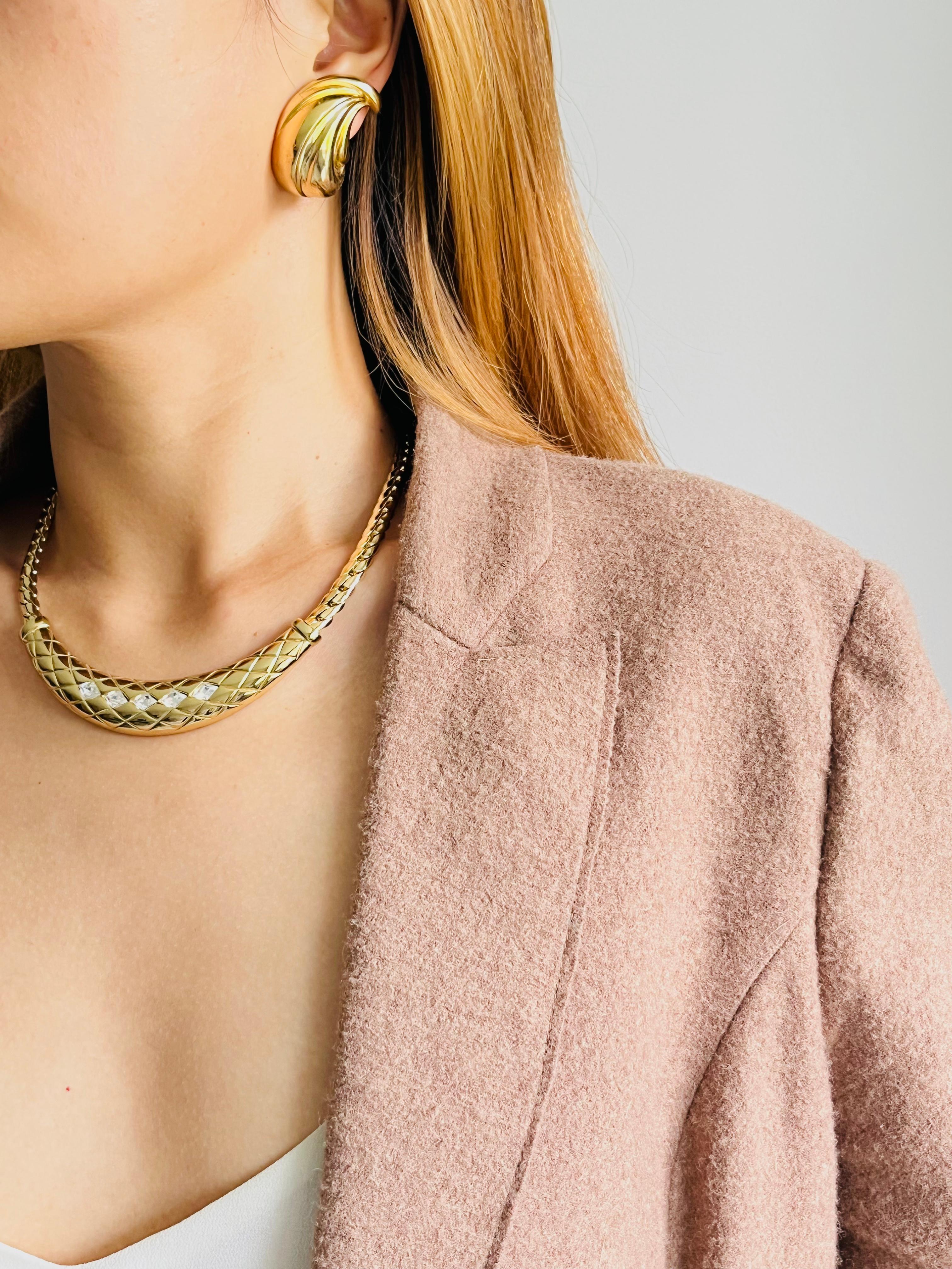 Christian Dior GROSSE 1970s Diamante Cristalli Plaid Matelassé Collana a mezzaluna in vendita 2