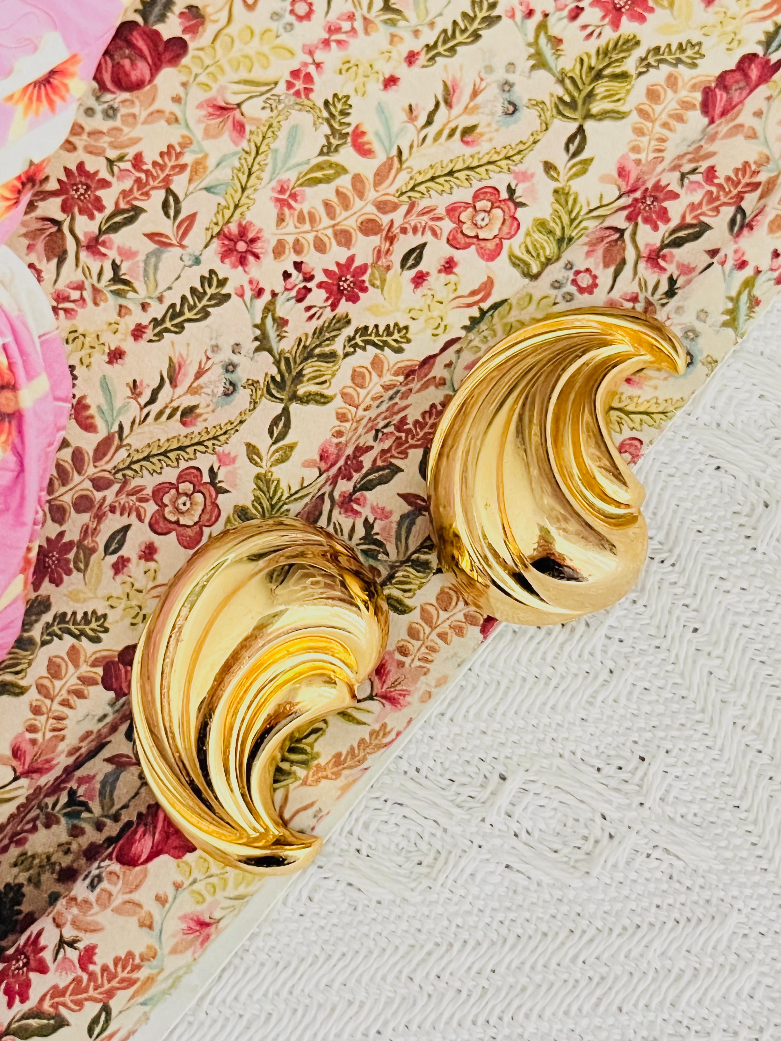 Christian Dior GROSSE 1970s Vintage Unisex Extragrande Resplandor Hoja Media Luna Cúpula Clip Modenista Elegantes Pendientes, Chapados en Oro

Muy buen estado. Quizá ligeros arañazos o pérdida de color, apenas perceptibles. 100% auténtico. 

Un par