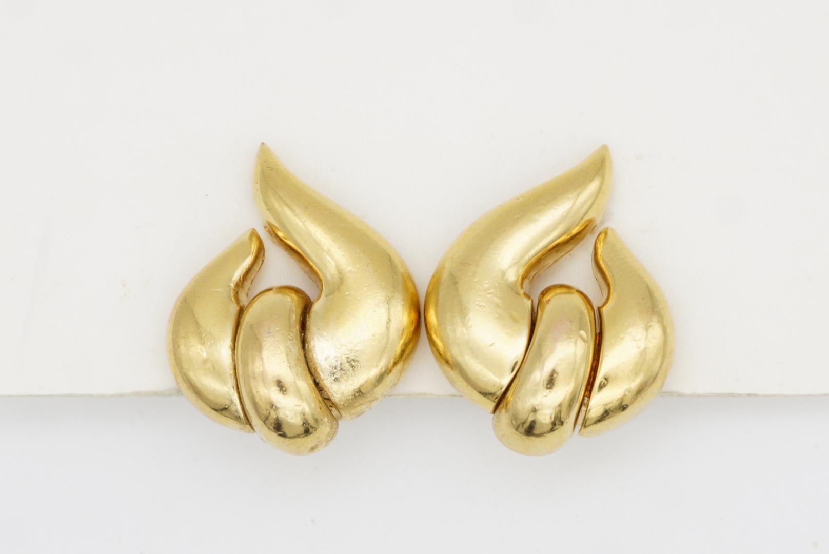 Christian Dior GROSSE 1970s Unisex Brillo Llama Fuego Cuerno Nudo Asimétrico Lazo Elegante Modernista Chunky Clip Pendientes, Tono Oro

Muy buen estado. Ligeros arañazos o pérdida de color, apenas perceptibles. Vintage y raro de encontrar. 100%