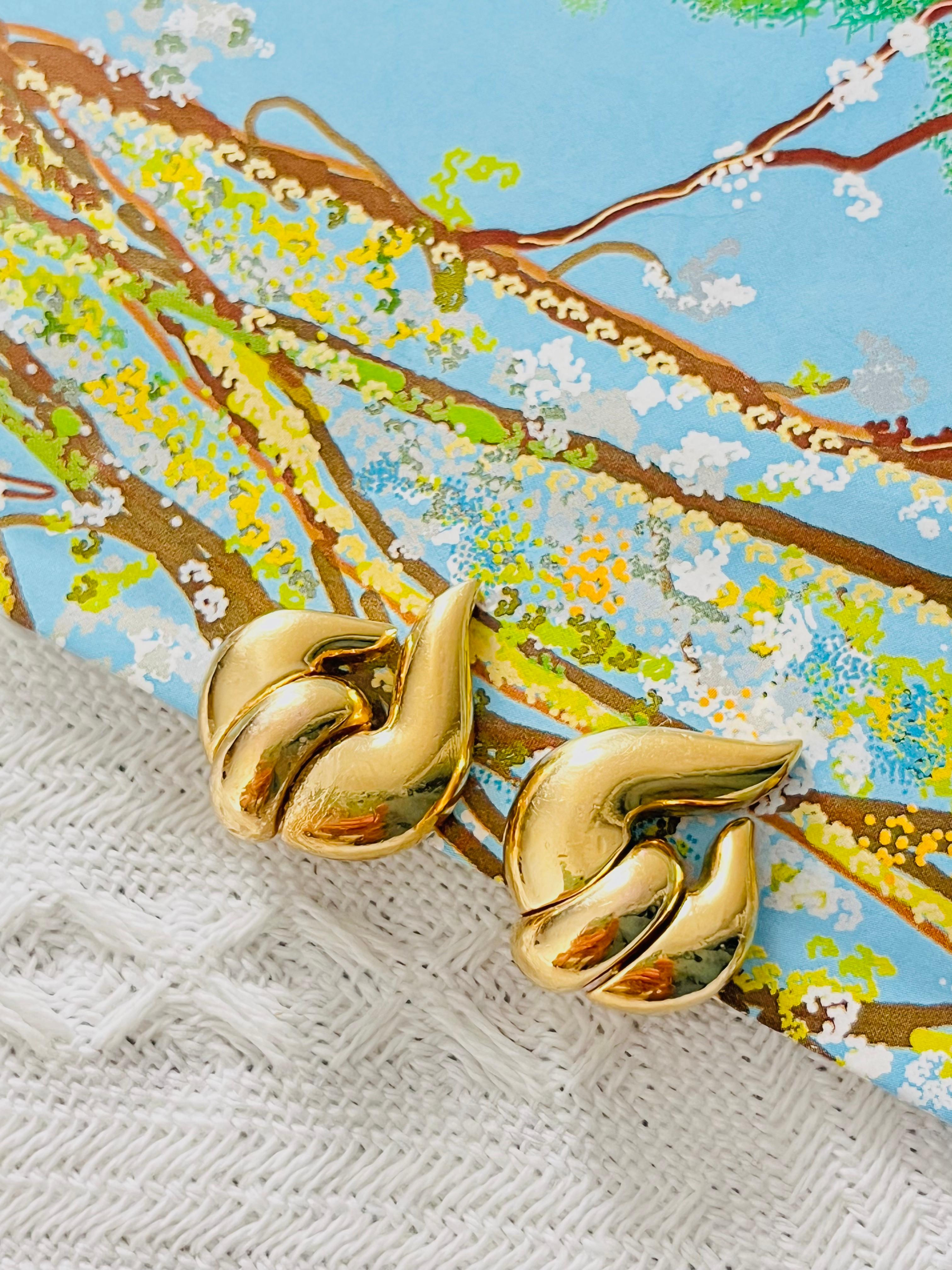 Christian Dior GROSSE Pendientes de lazo con nudo asimétrico de los años 70 Glow Flame Fire en venta 1