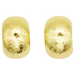 Christian Dior GROSSE: grandi orecchini a cerchio con clip a forma di cerchio bombato e motivo ondulato, in oro, anni '70