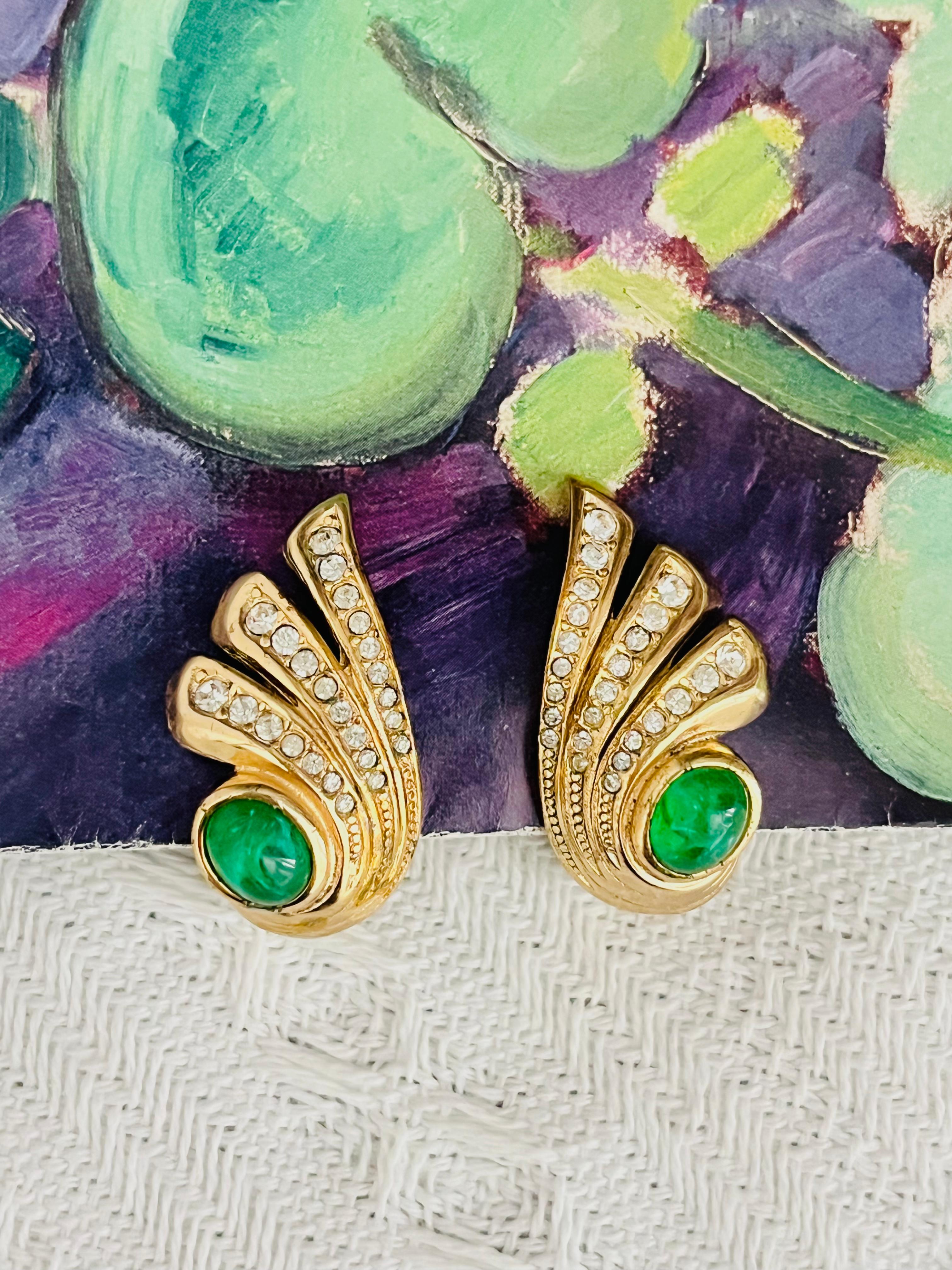 Christian Dior GROSSE 1970s Vintage Gripoix Emerald Green Oval Cabochon Stone Crystals Wing Elegant Modernist Clip Earrings, Gold Tone

Buone condizioni. Non ci sono pietre perse. Leggeri graffi o perdita di colore, appena percettibili quando li