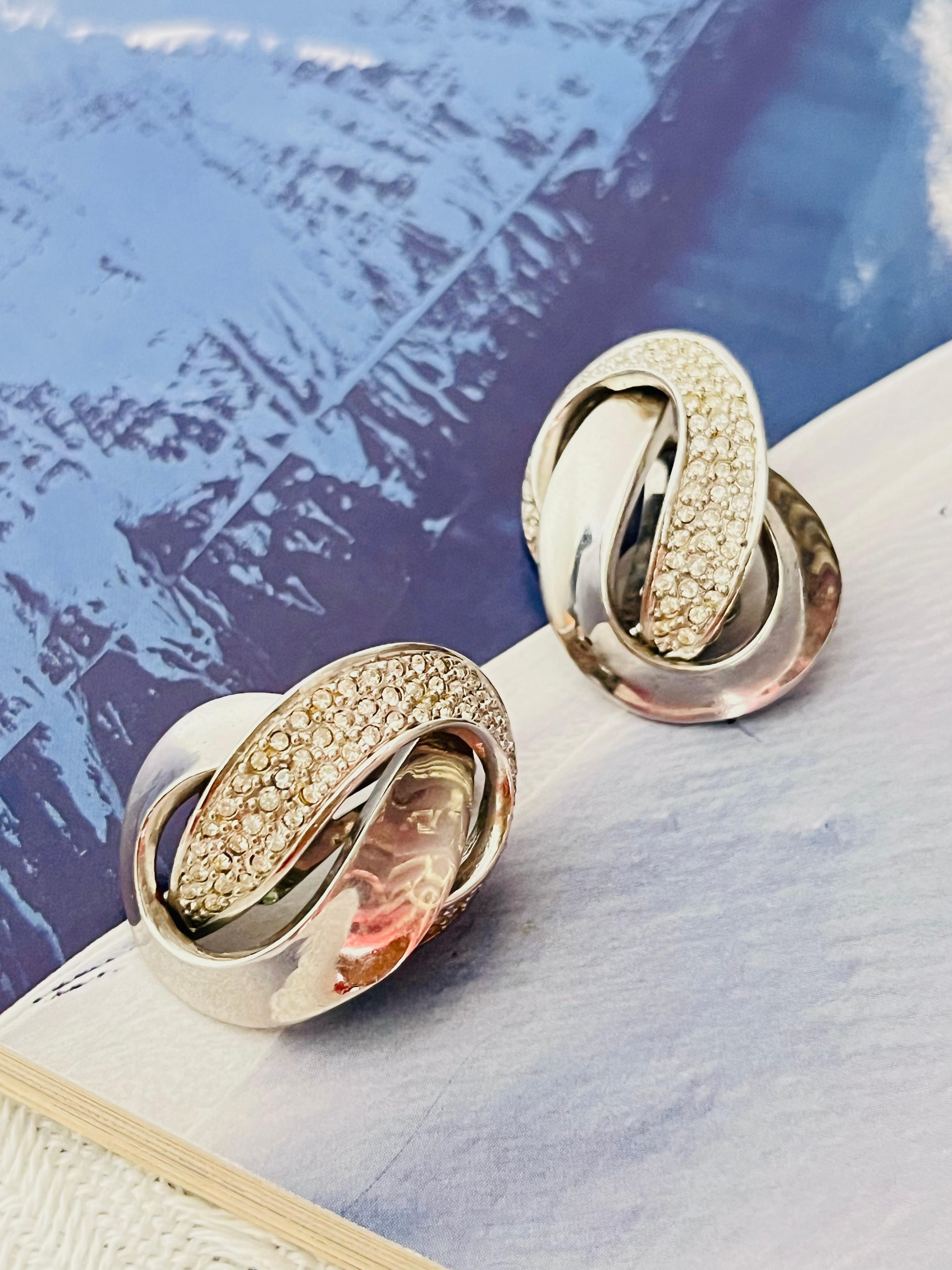 Christian Dior GROSSE Vintage 1970s Unisex Interlocked Openwork Twist Swirl Crystals Chunky Statement Modernist Clip Earrings, Silver Tone

Ottime condizioni. Non ci sono pietre perse, solo graffi o perdita di colore sul retro, appena percettibili.