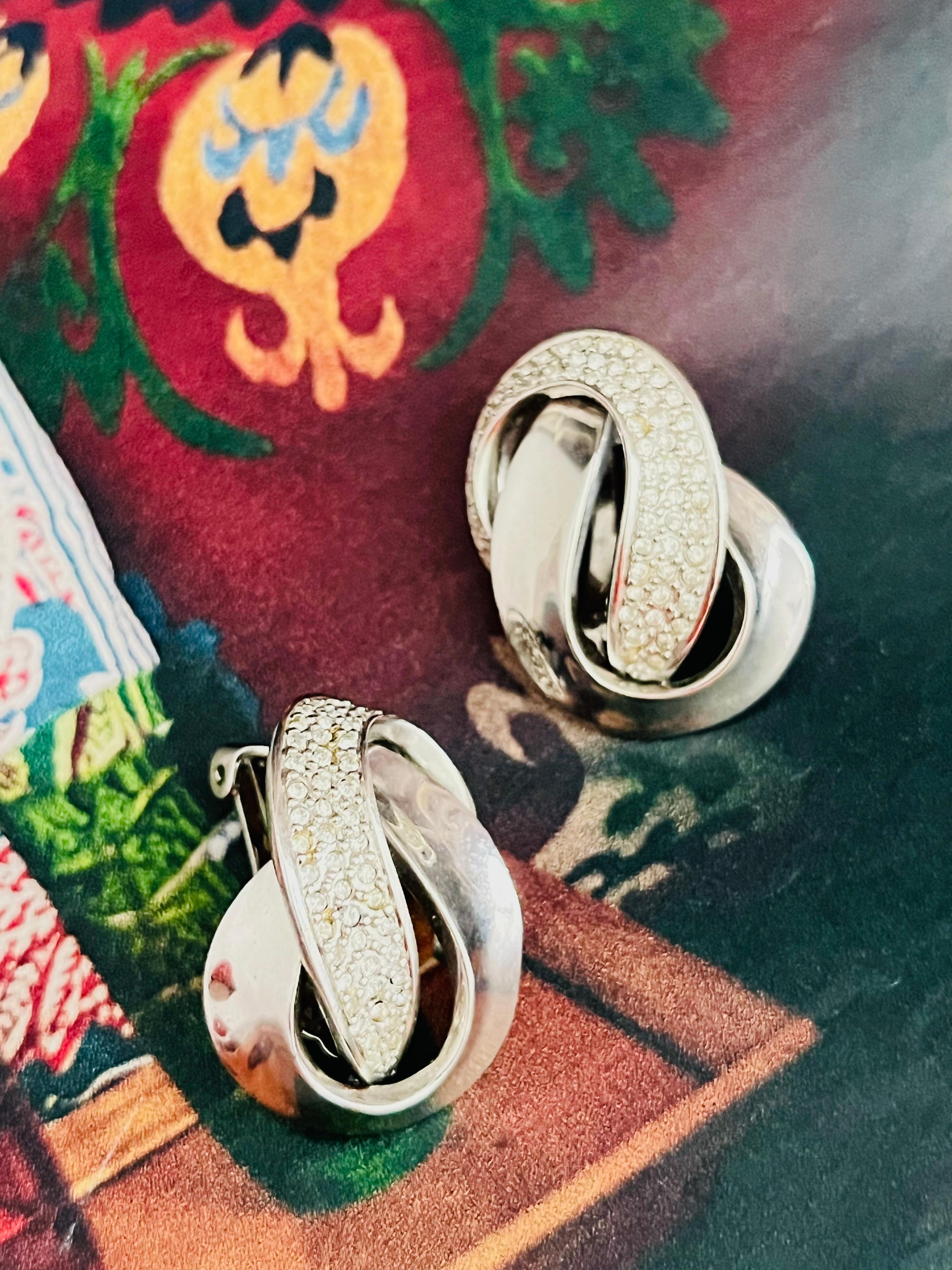 da uomo o donna Christian Dior GROSSE 1970s Orecchini d'argento con cristalli intrecciati e massicci in vendita
