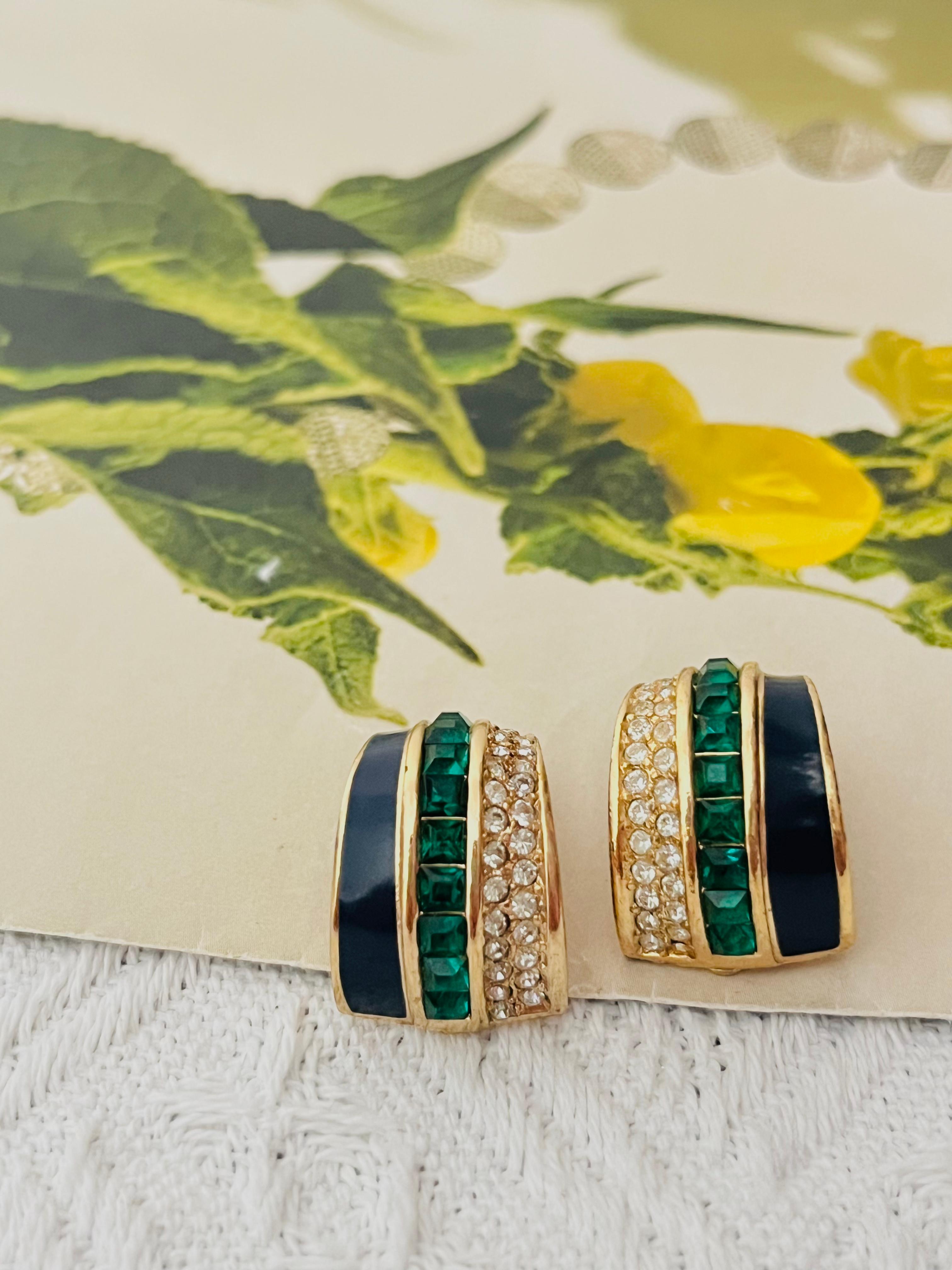 Christian Dior GROSSE 1970s Unisex Large Navy Enamel Cube Emerald Green Clear Crystals Dome Fan Hoop Chunky Clip Earrings, Gold Tone

Very good condition. Light scratches or colour loss at metal, barely noticeable. 100% Genuine.

A very beautiful