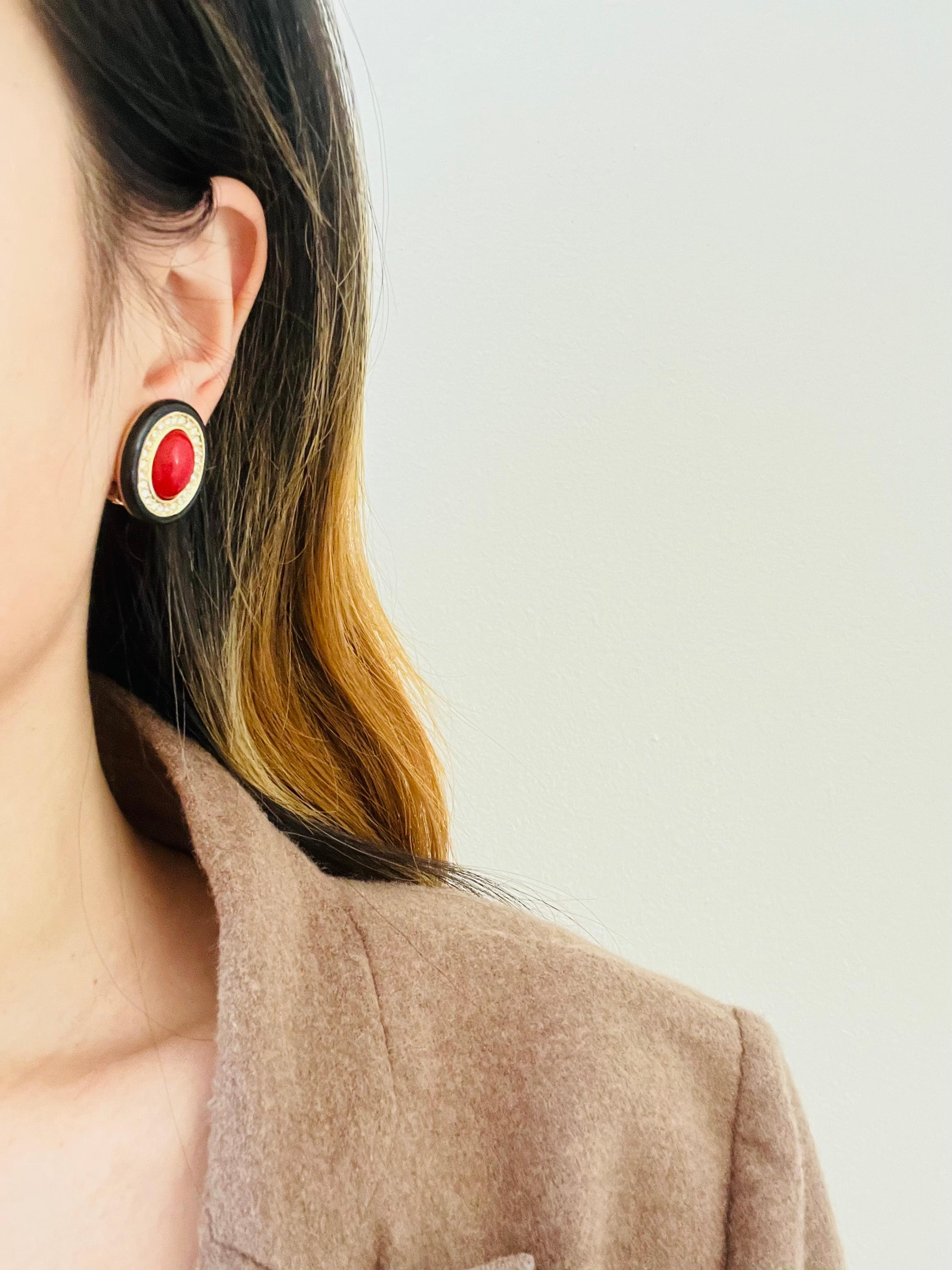 da uomo o donna Christian Dior GROSSE 1970s Grandi orecchini a clip con cristalli di perle ovali rossi e neri in vendita