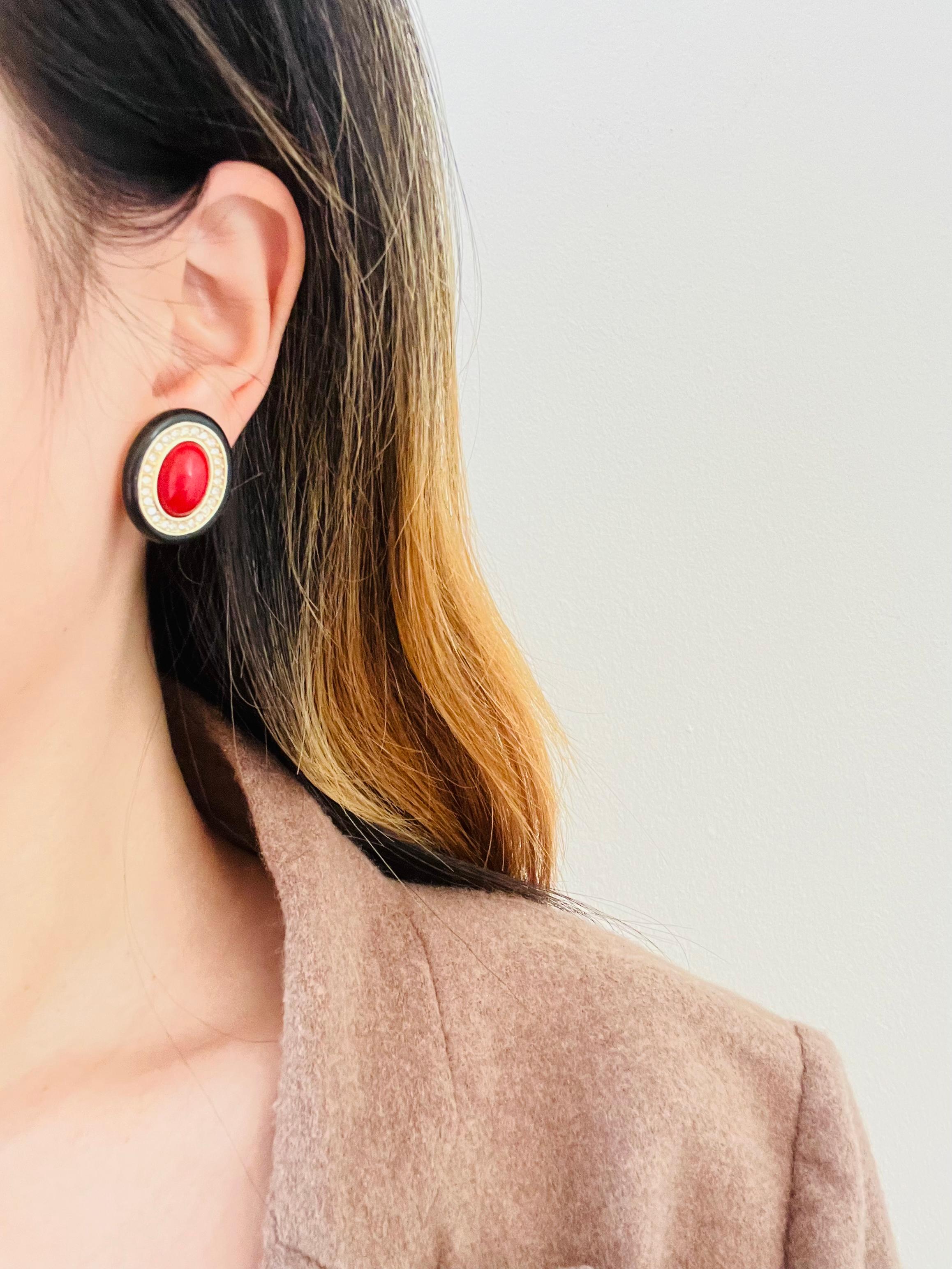 Christian Dior GROSSE 1970s Grandi orecchini a clip con cristalli di perle ovali rossi e neri in vendita 1