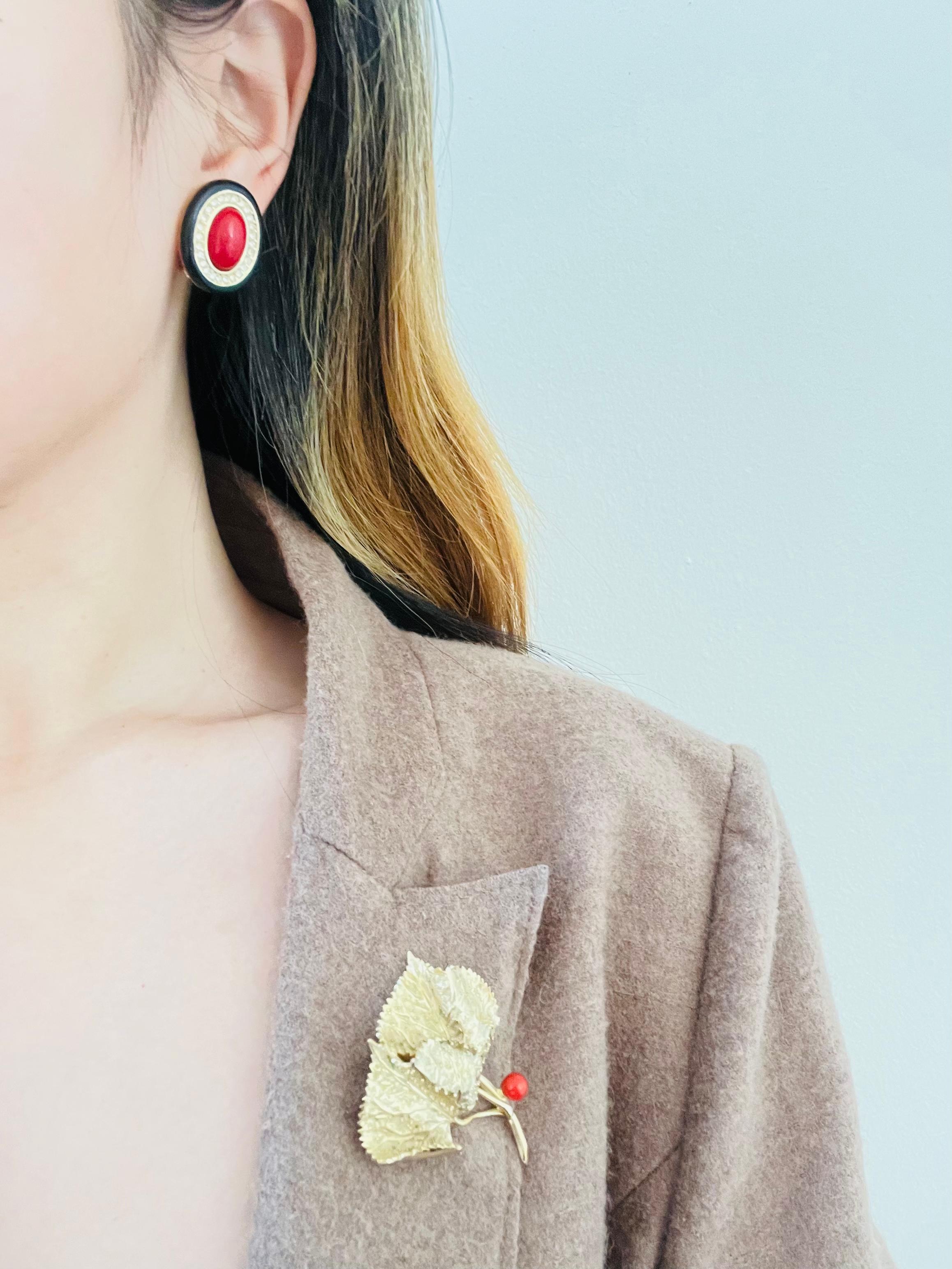 Christian Dior GROSSE 1970s Grandi orecchini a clip con cristalli di perle ovali rossi e neri in vendita 2