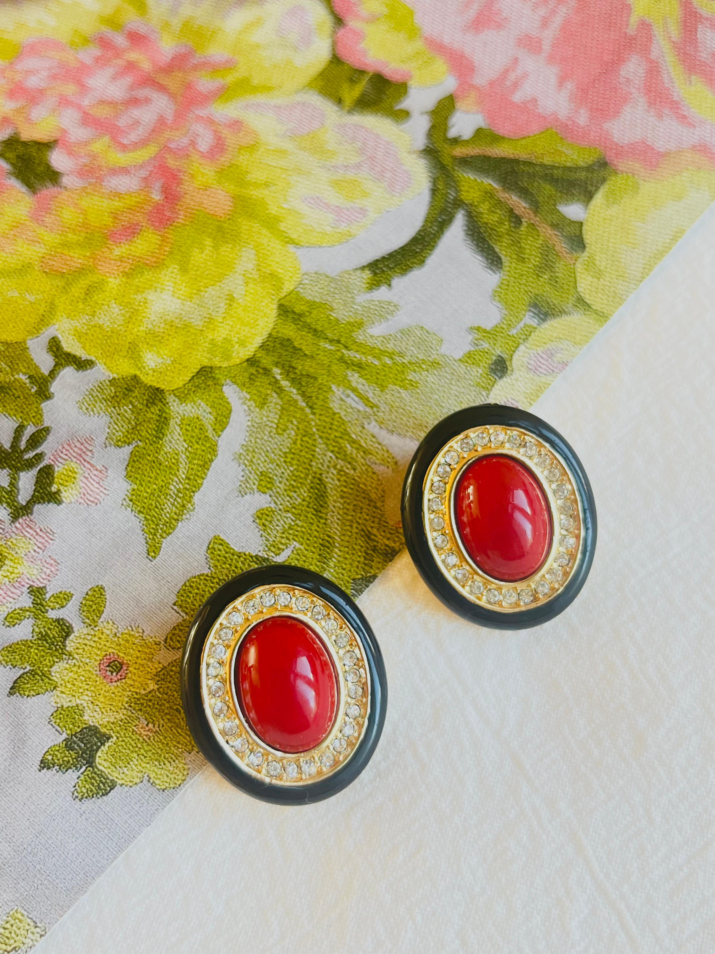 Christian Dior GROSSE 1970s Large Red Oval Pearl Crystals Black Clip Earrings, Gold Tone

Very excellent condition. Vintage and rare to find. 100% Genuine.

A very beautiful pair of clip on earrings by GROSSE, signed at the back.

Size: 2.6*2.2