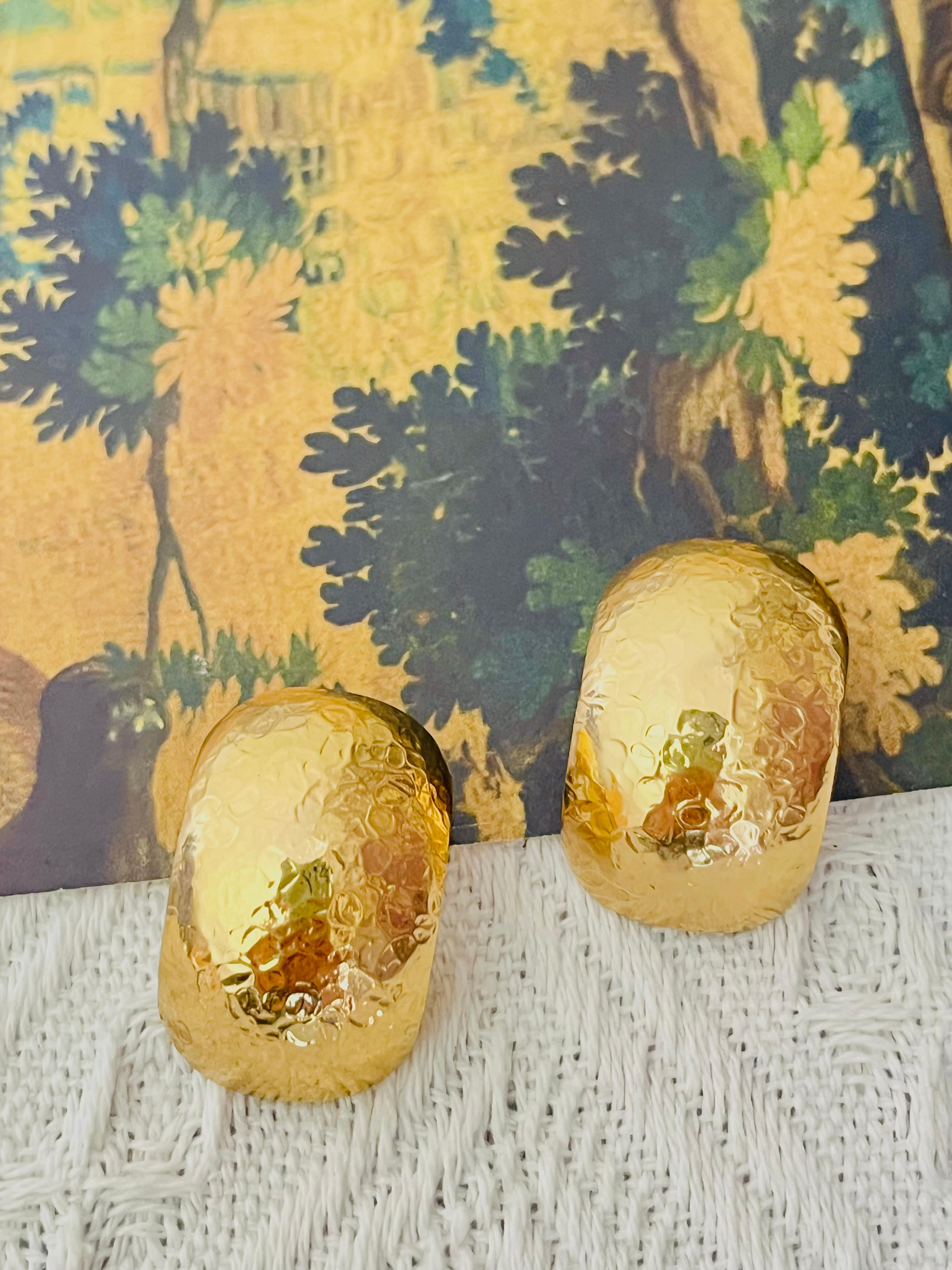 Christian Dior GROSSE 1970s Vintage Unisex Large Textured Ripple Hoop Demi Semi Dome Circle Modernist Clip Earrings, Gold Tone

Very good condition. Maybe light scratches or colour loss, barely noticeable. 100% Genuine.

A very beautiful pair of