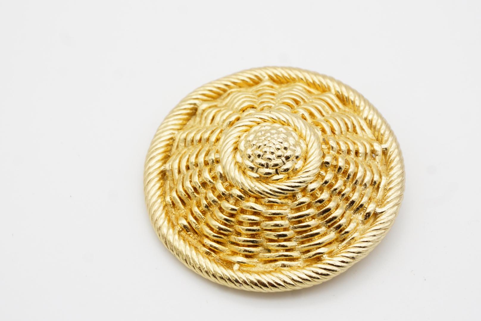 Christian Dior GROSSE 1970s Large Vivid Woven Dome Straw Hat Chunky Gold Brooch For Sale 5
