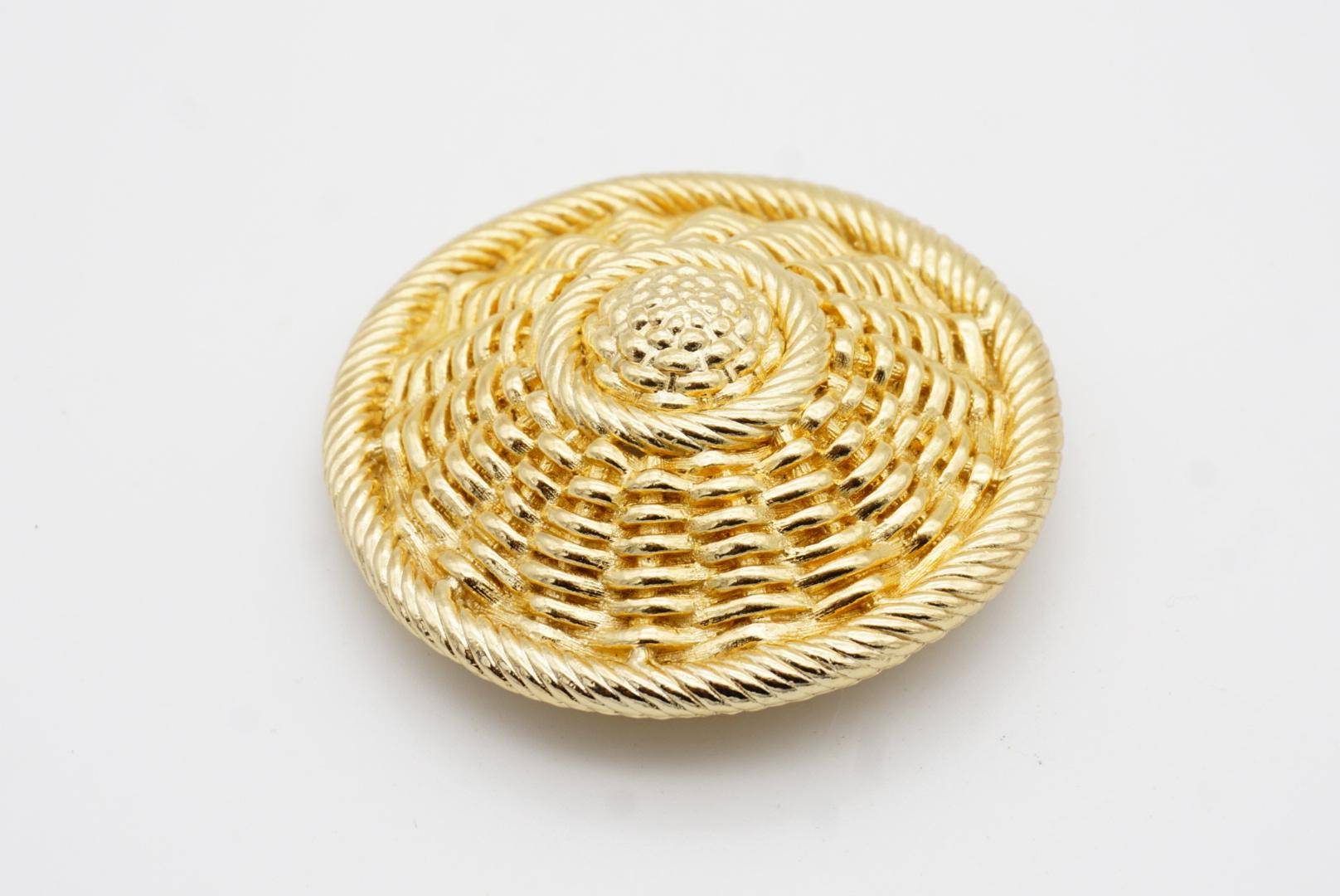 Christian Dior GROSSE 1970s Large Vivid Woven Dome Straw Hat Chunky Gold Brooch For Sale 6