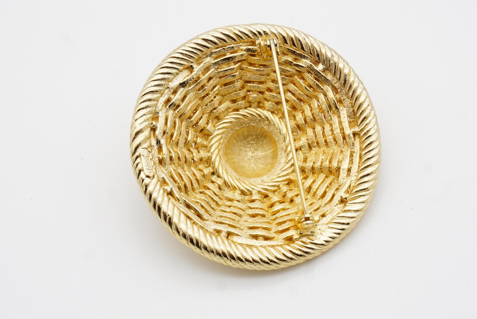 Christian Dior GROSSE 1970s Large Vivid Woven Dome Straw Hat Chunky Gold Brooch For Sale 8