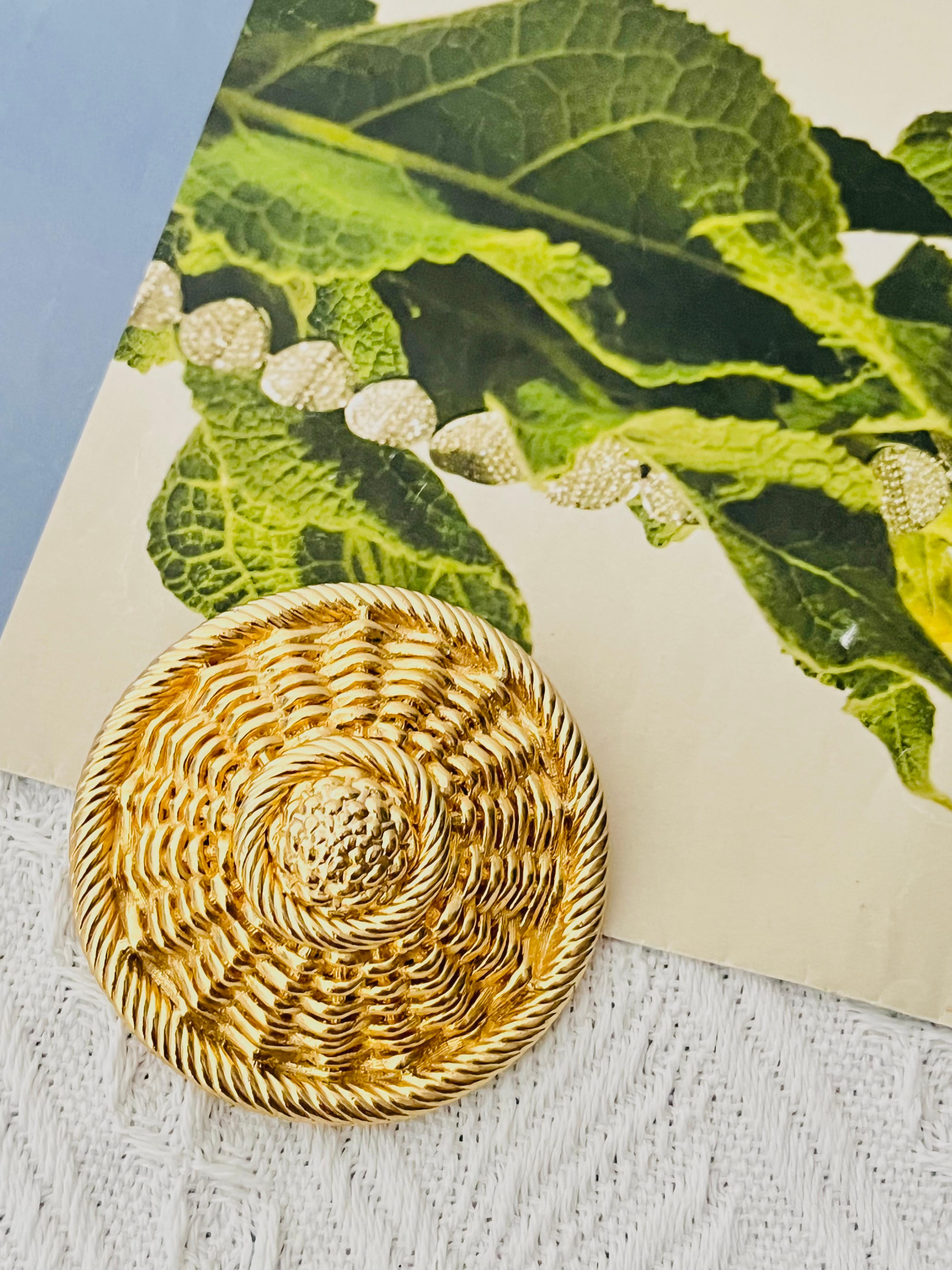 Christian Dior GROSSE 1970s Large Vivid Woven Dome Straw Hat Chunky Gold Brooch In Excellent Condition For Sale In Wokingham, England