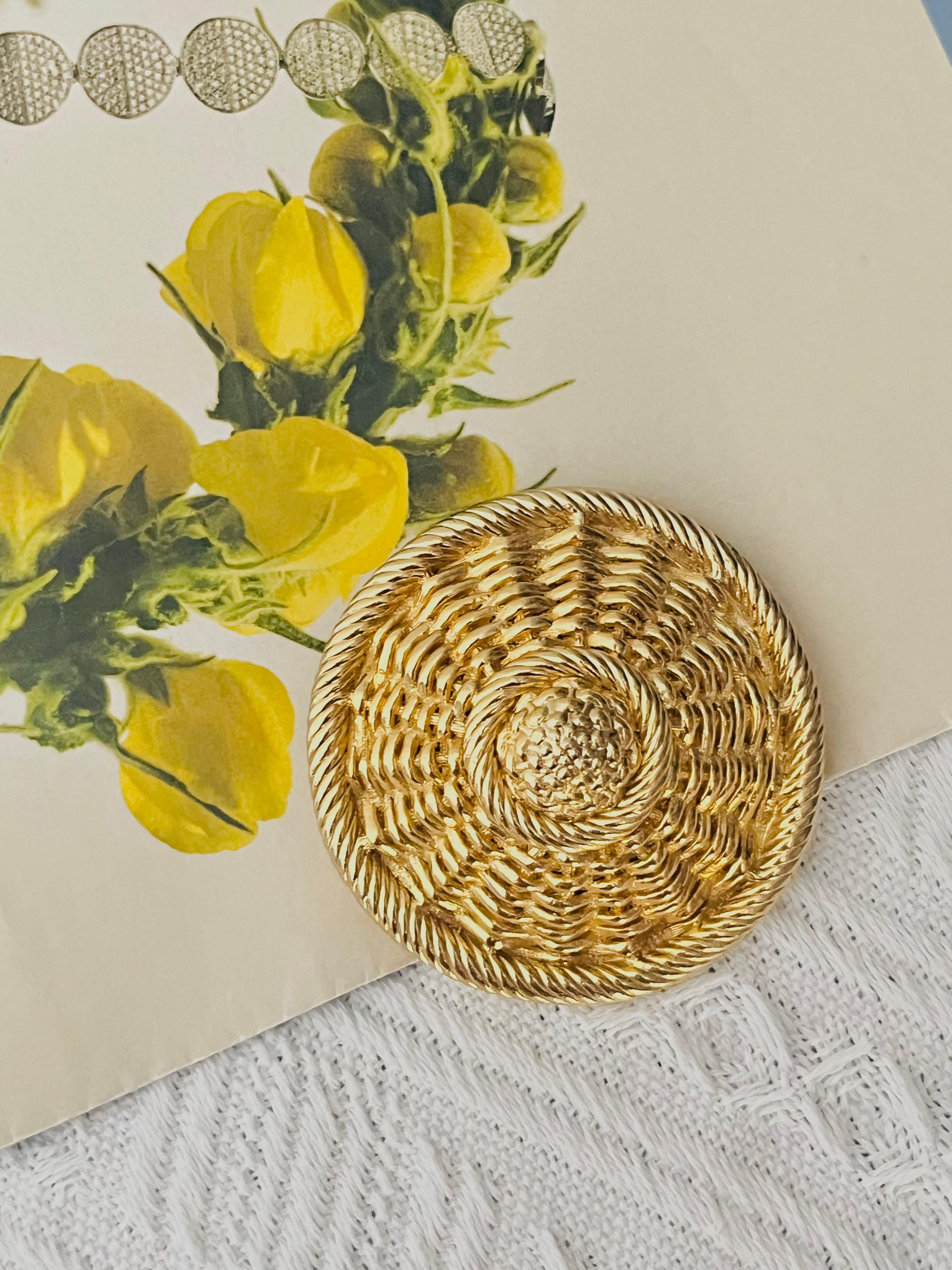 Women's or Men's Christian Dior GROSSE 1970s Large Vivid Woven Dome Straw Hat Chunky Gold Brooch For Sale