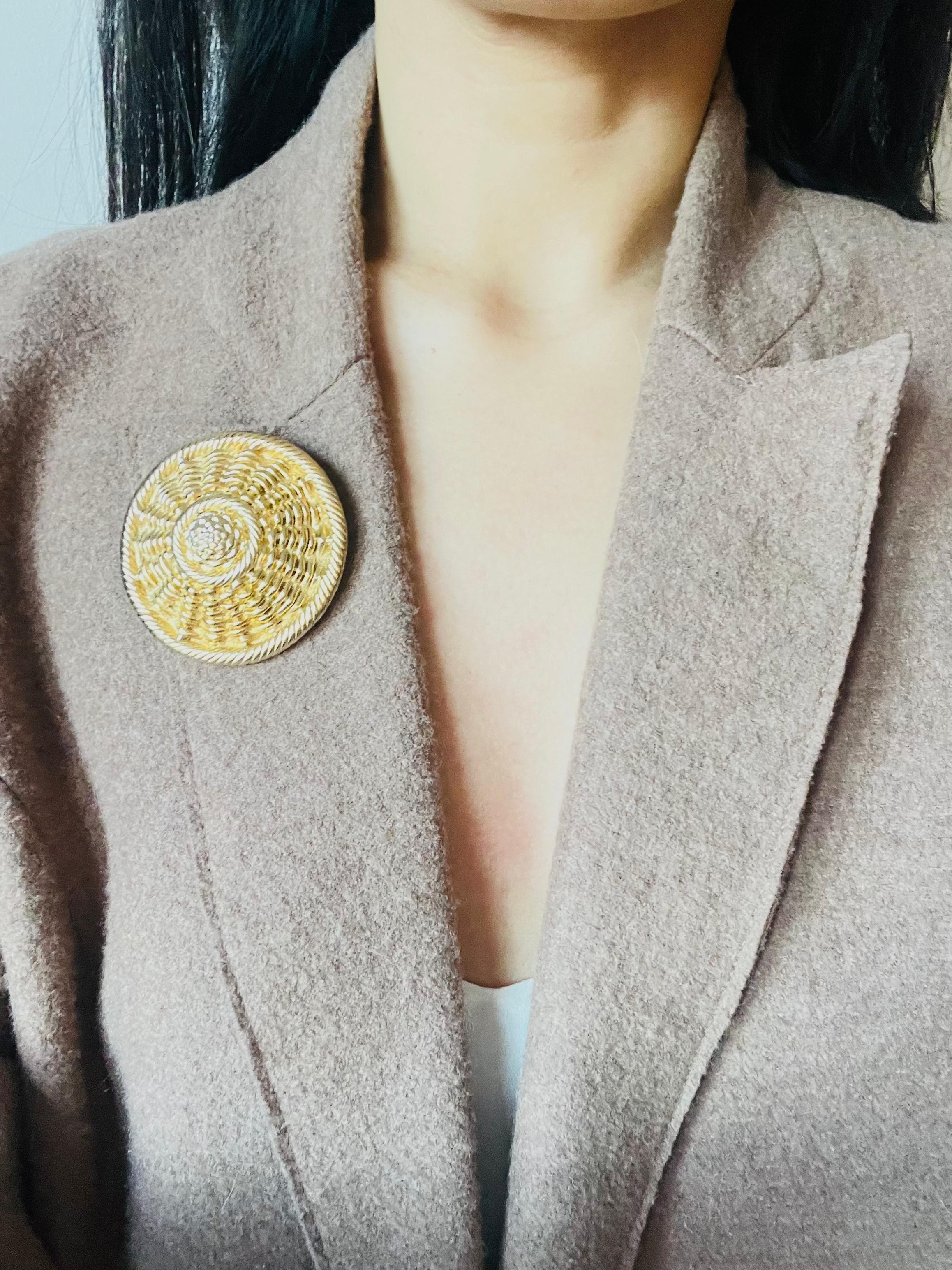 Christian Dior GROSSE 1970s Large Vivid Woven Dome Straw Hat Chunky Gold Brooch For Sale 1