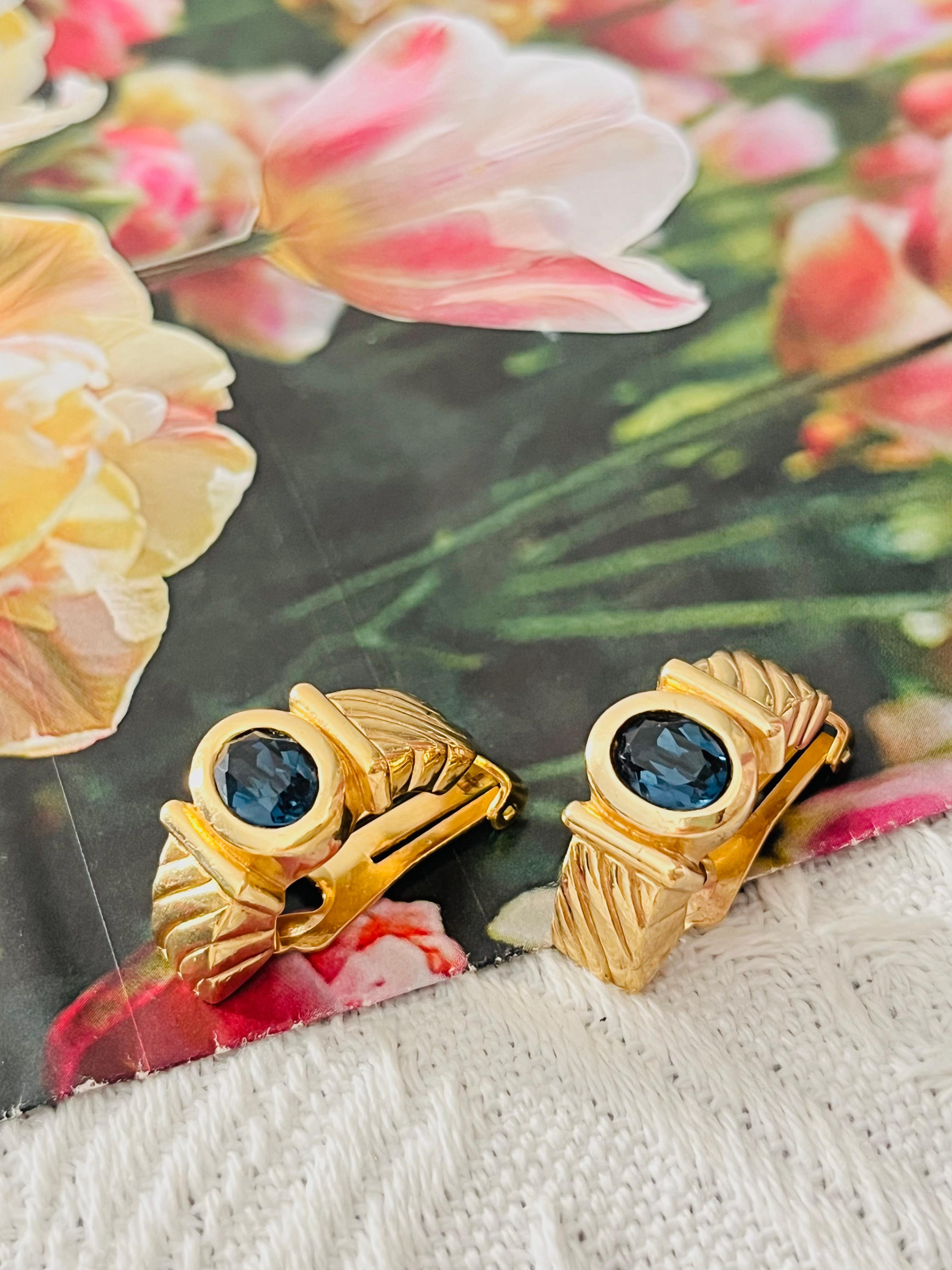 Art déco Christian Dior GROSSE 1970 - Longues boucles d'oreilles clips ovales en cristal de saphir Dome en vente