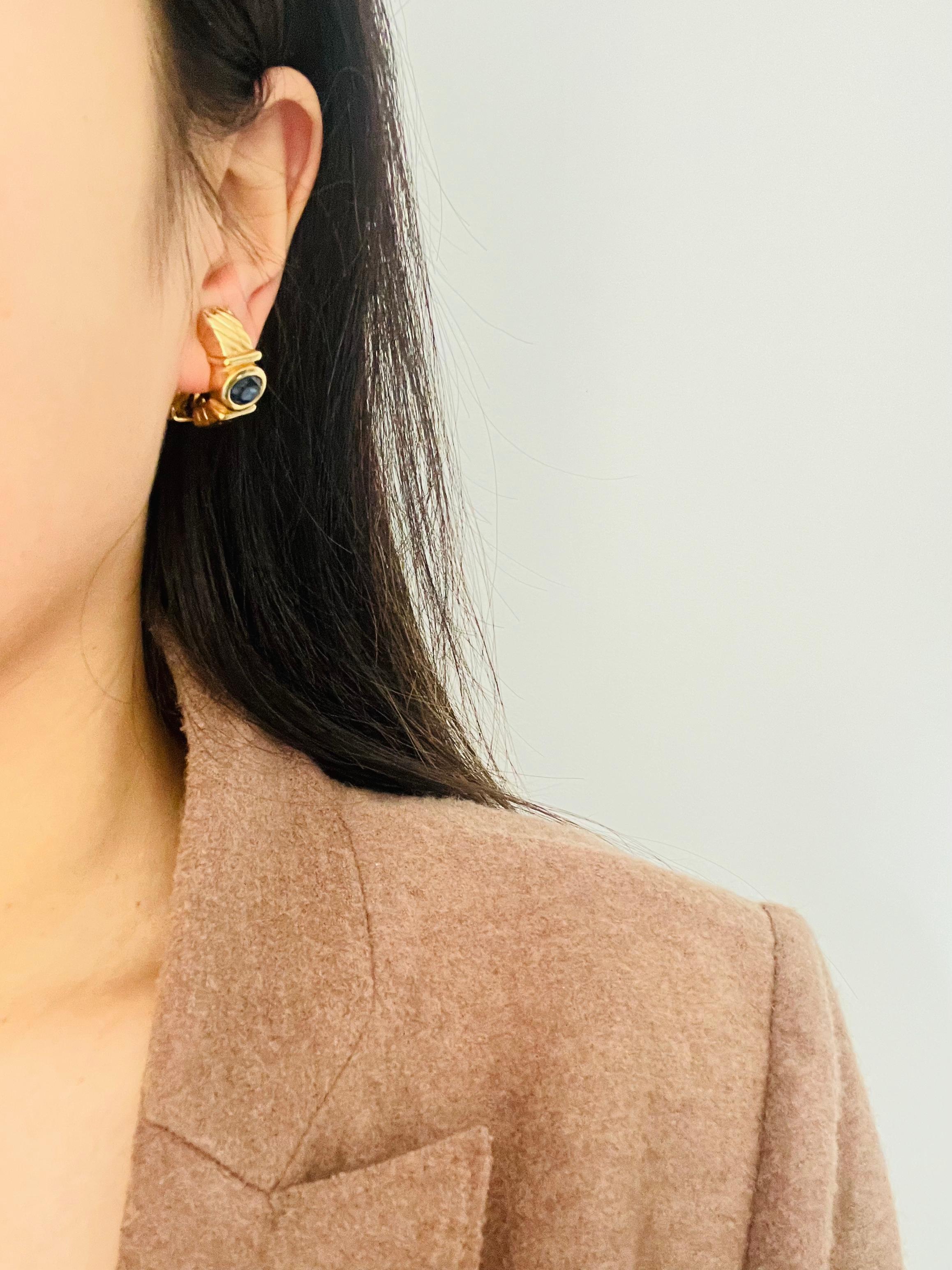 Christian Dior GROSSE 1970 - Longues boucles d'oreilles clips ovales en cristal de saphir Dome en vente 1