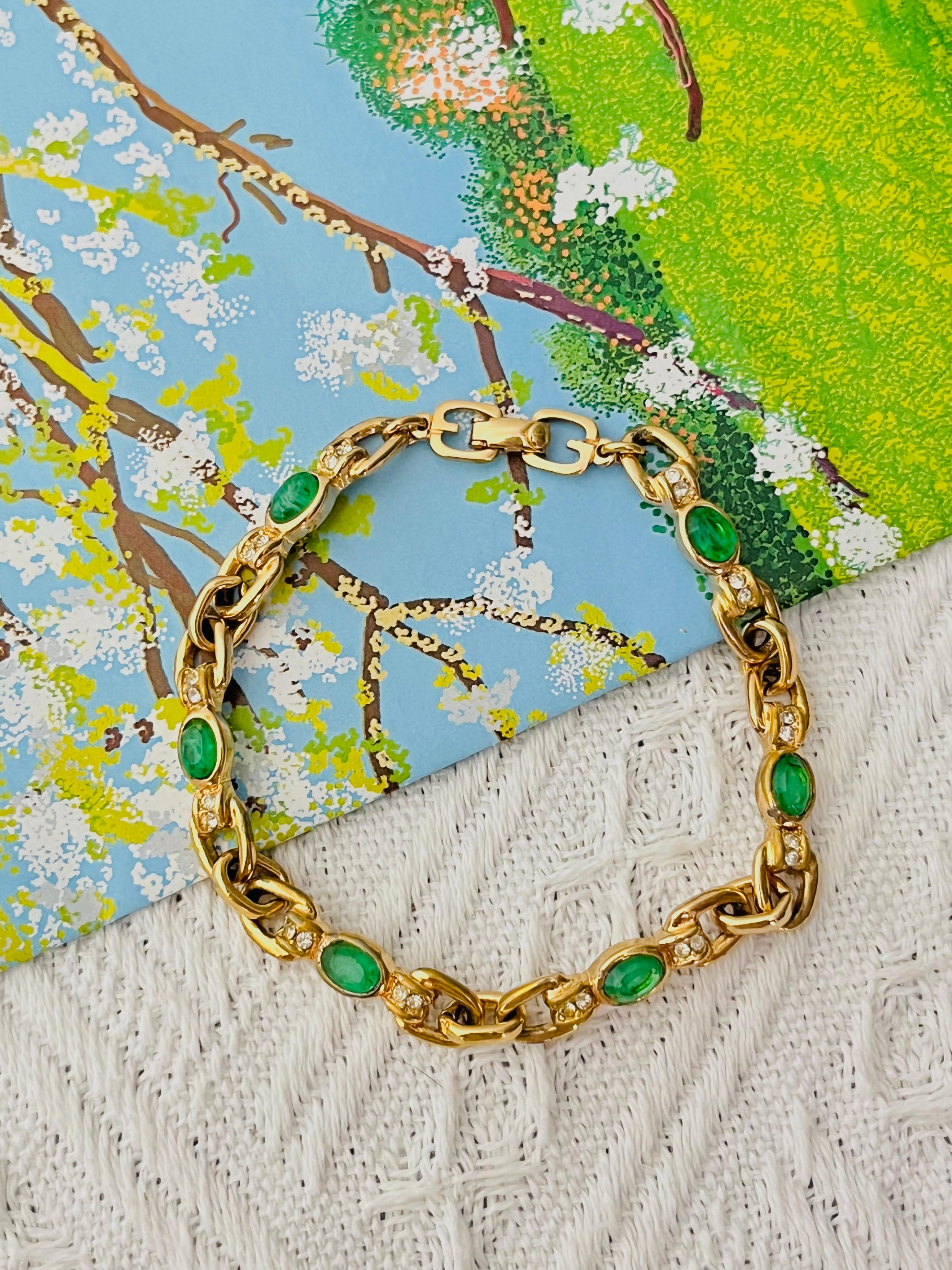 Christian Dior GROSSE Años 70 Vintage Ovalada Cristales Verde Esmeralda Entrelazados Elegante Pulsera de Cuerda, Tono Dorado

Muy buen estado. Ligeros arañazos o pérdida de color, apenas perceptibles. 100% original.

Marcado en el cierre. Muy raro