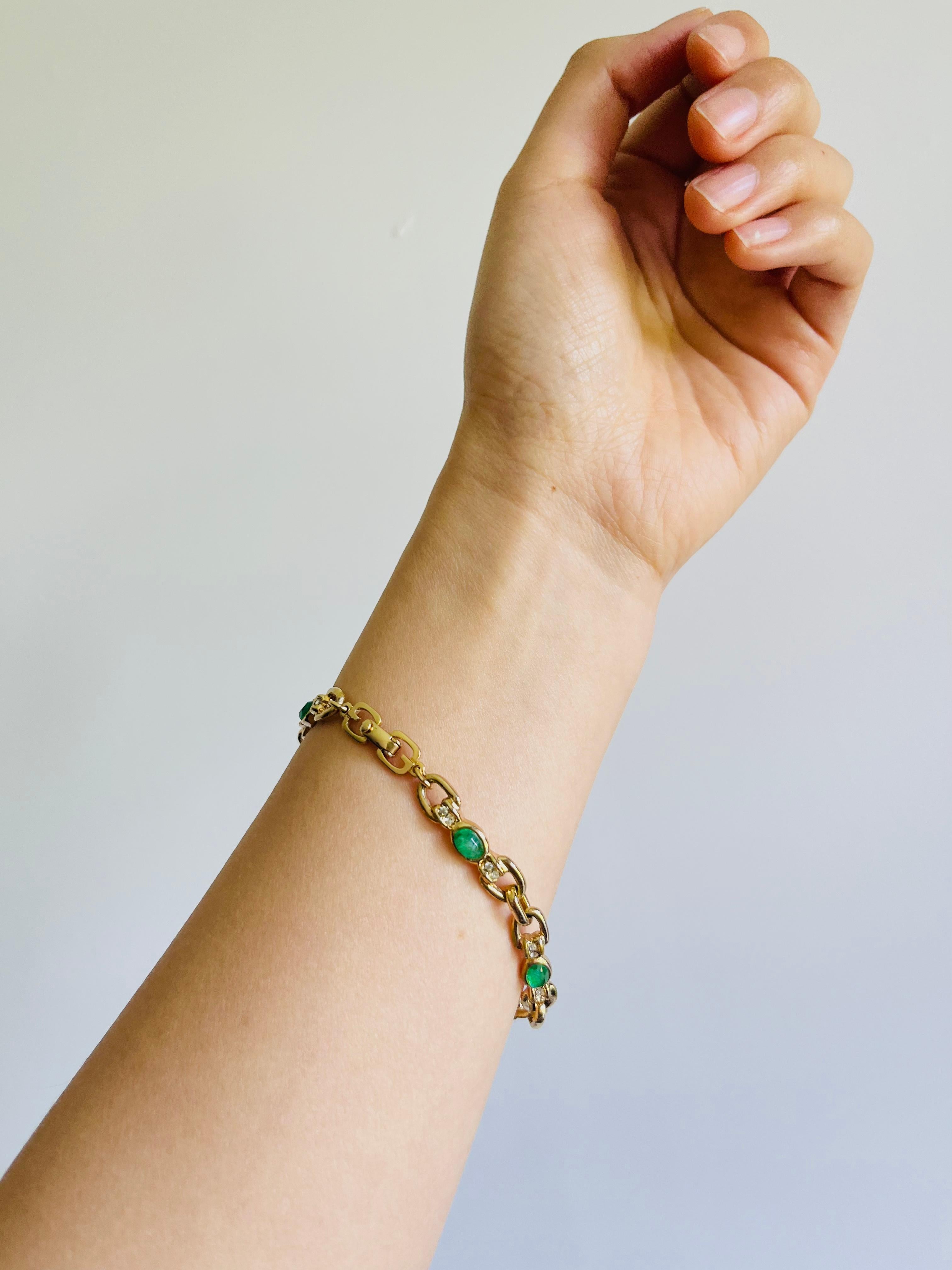 Christian Dior GROSSE Pulsera eslabonada con cristales esmeralda ovalados de los años 70 en venta 1