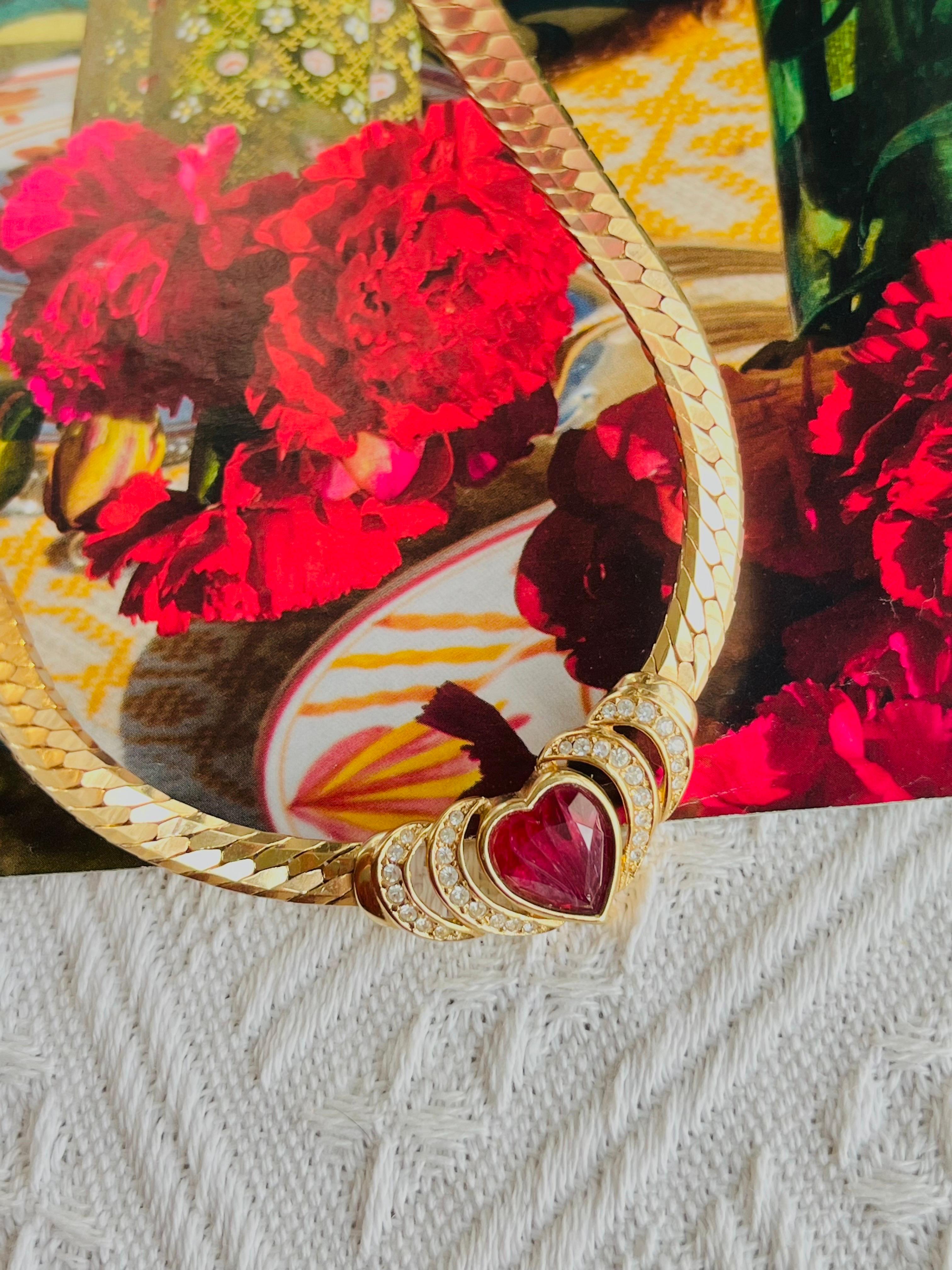 Christian Dior GROSSE 1970s Vintage Ruby Red Stone Heart Cabochon Crystals Openwork Pendant Elegant Necklace, Gold Plated

Very excellent condition. Not any stones lost, only some colour loss at clasp, others are perfect. 100% Genuine. 

Marked