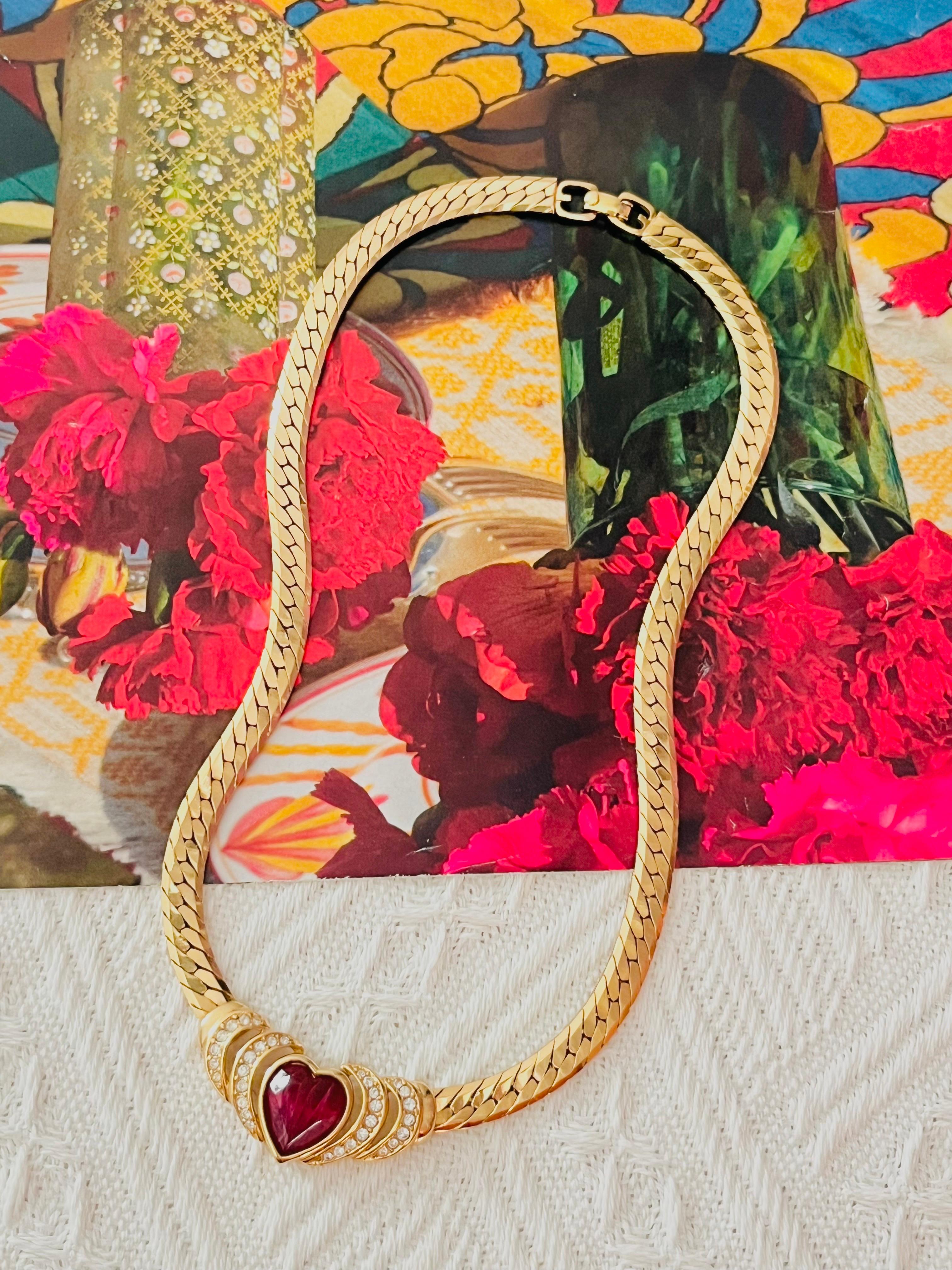 Christian Dior GROSSE 1970s Ruby Heart Crystals Openwork Pendant Gold Necklace In Good Condition In Wokingham, England