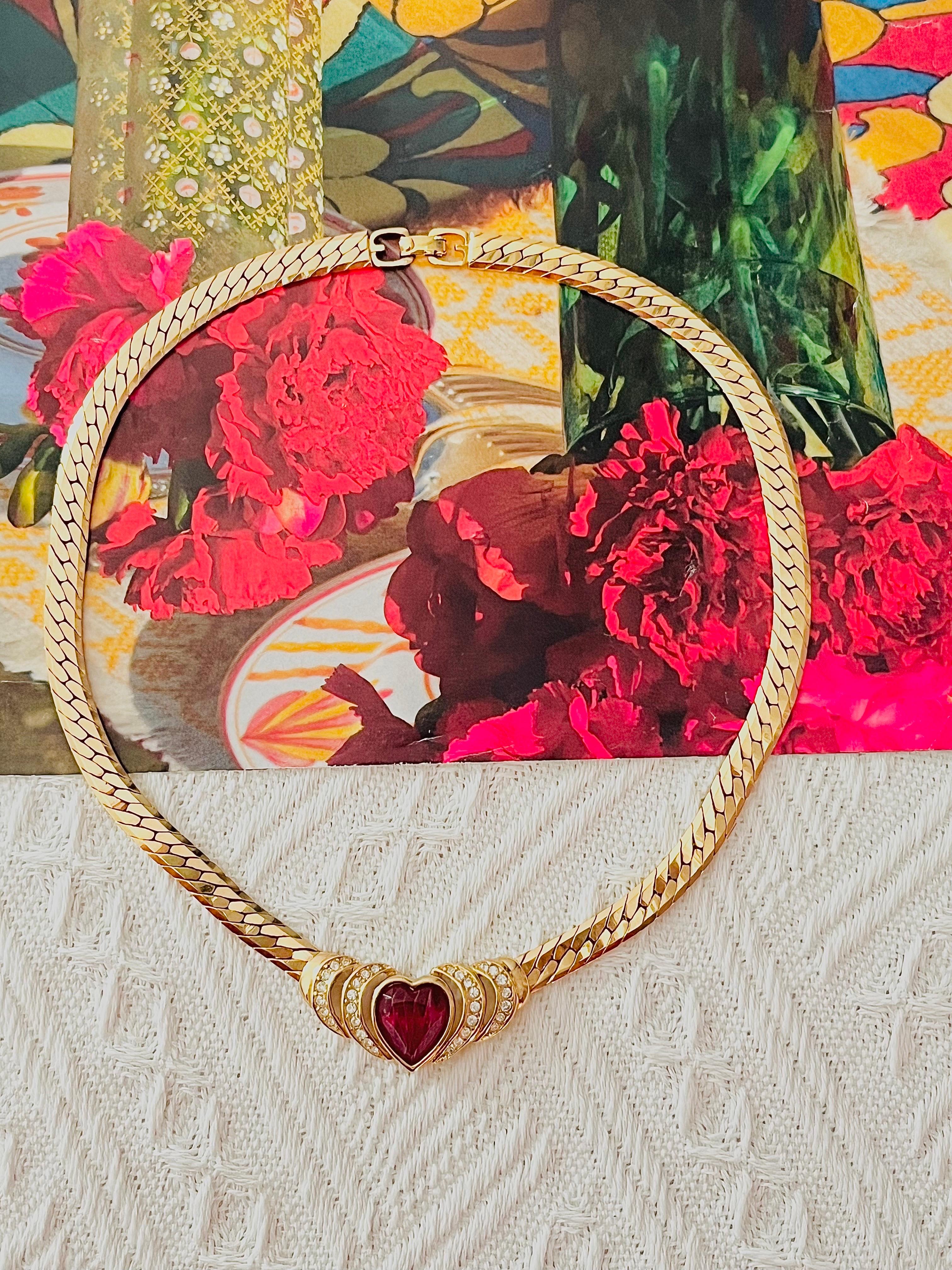 Women's or Men's Christian Dior GROSSE 1970s Ruby Heart Crystals Openwork Pendant Gold Necklace