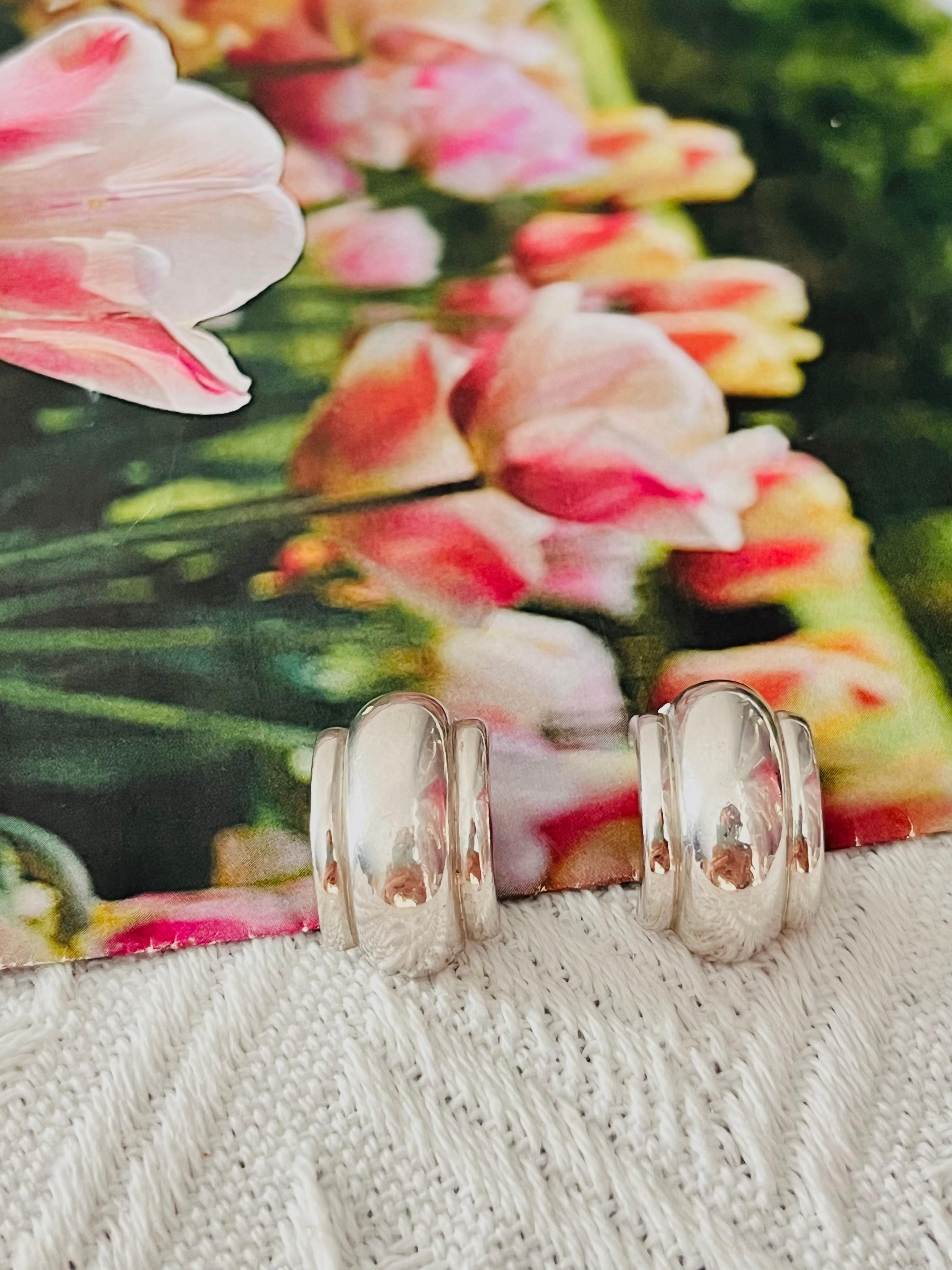 Christian Dior GROSSE 1970s Unisex Textured Glow Chunky Half Hoop Dome Monderist Clip Earrings, Silver Tone

Very good condition. Vintage and rare to find. 100% Genuine.

A very beautiful pair of clip on earrings, signed at the back.

Size: 2.2*1.3