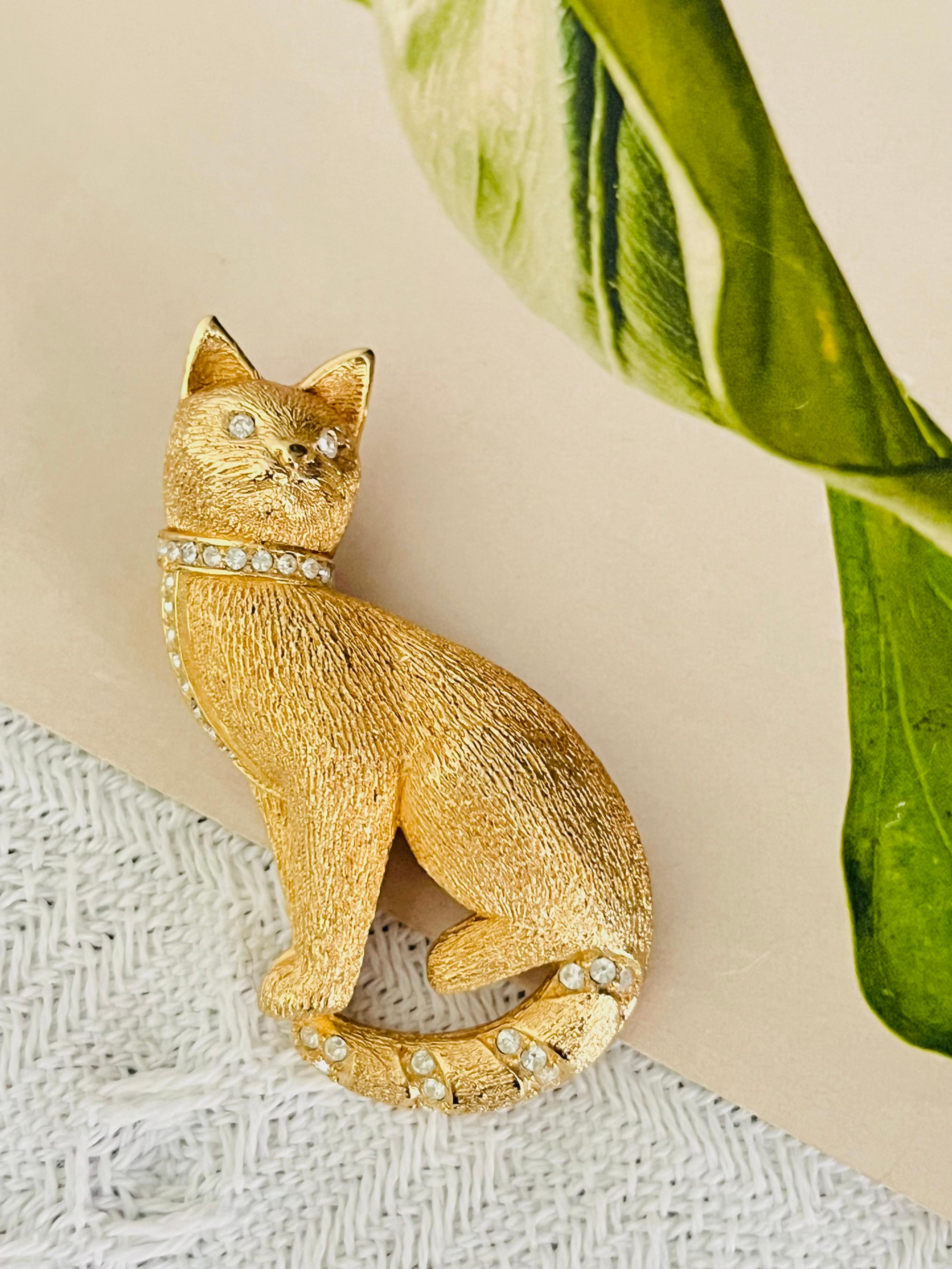 Christian Dior GROSSE 1970s Unisex Textured Vivid Cute Cat Sit Crystals Chunky Statement Elegant Modernist Brooch, Gold Tone

Very excellent condition. Not any stones lost. 100% Genuine. 

Signed at the rear. Rare to find. 

Material: Gold plated