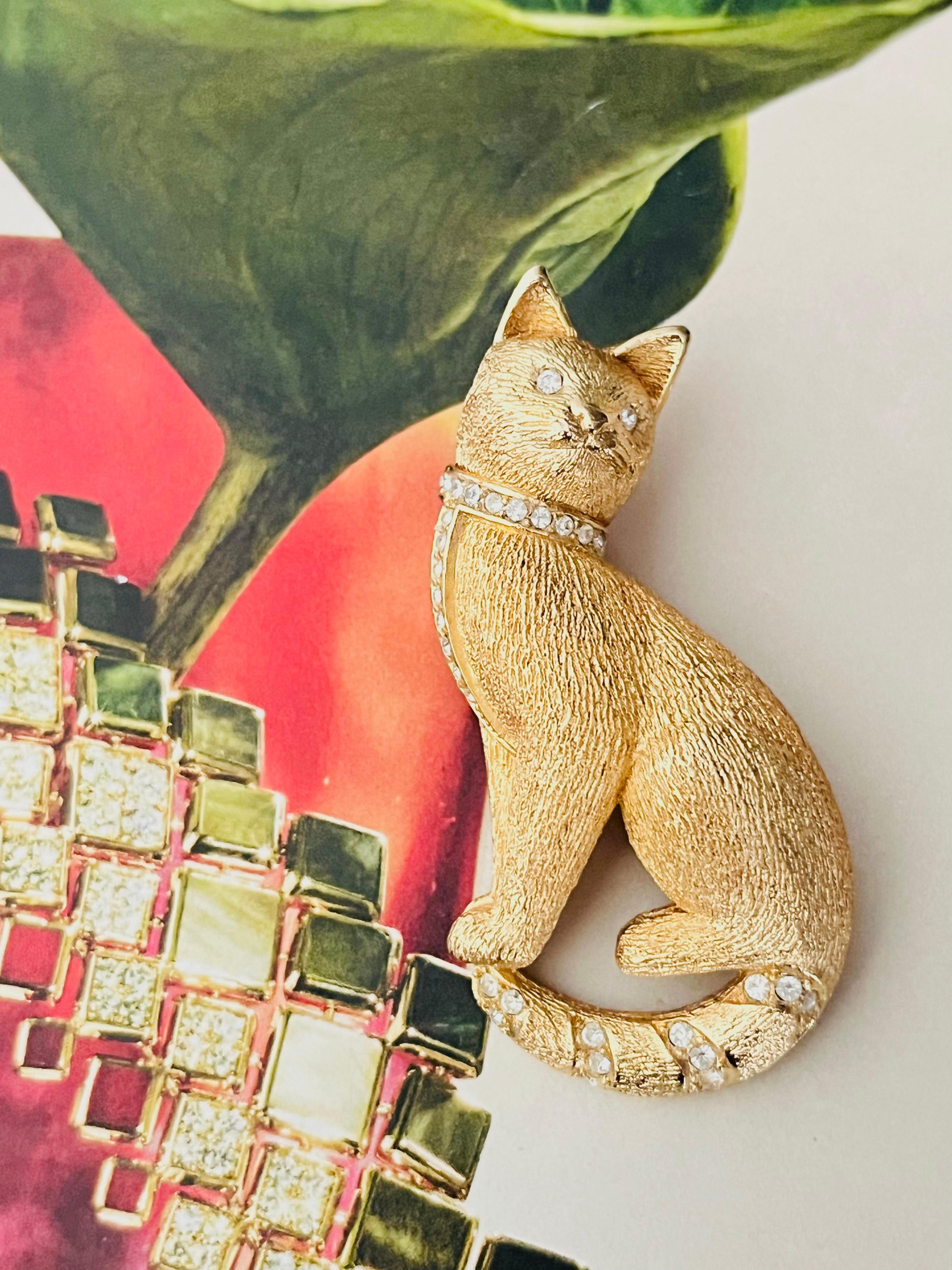 Christian Dior GROSSE 1970s Textured Vivid Cute Cat Sit Crystals Chunky Brooch In Excellent Condition For Sale In Wokingham, England
