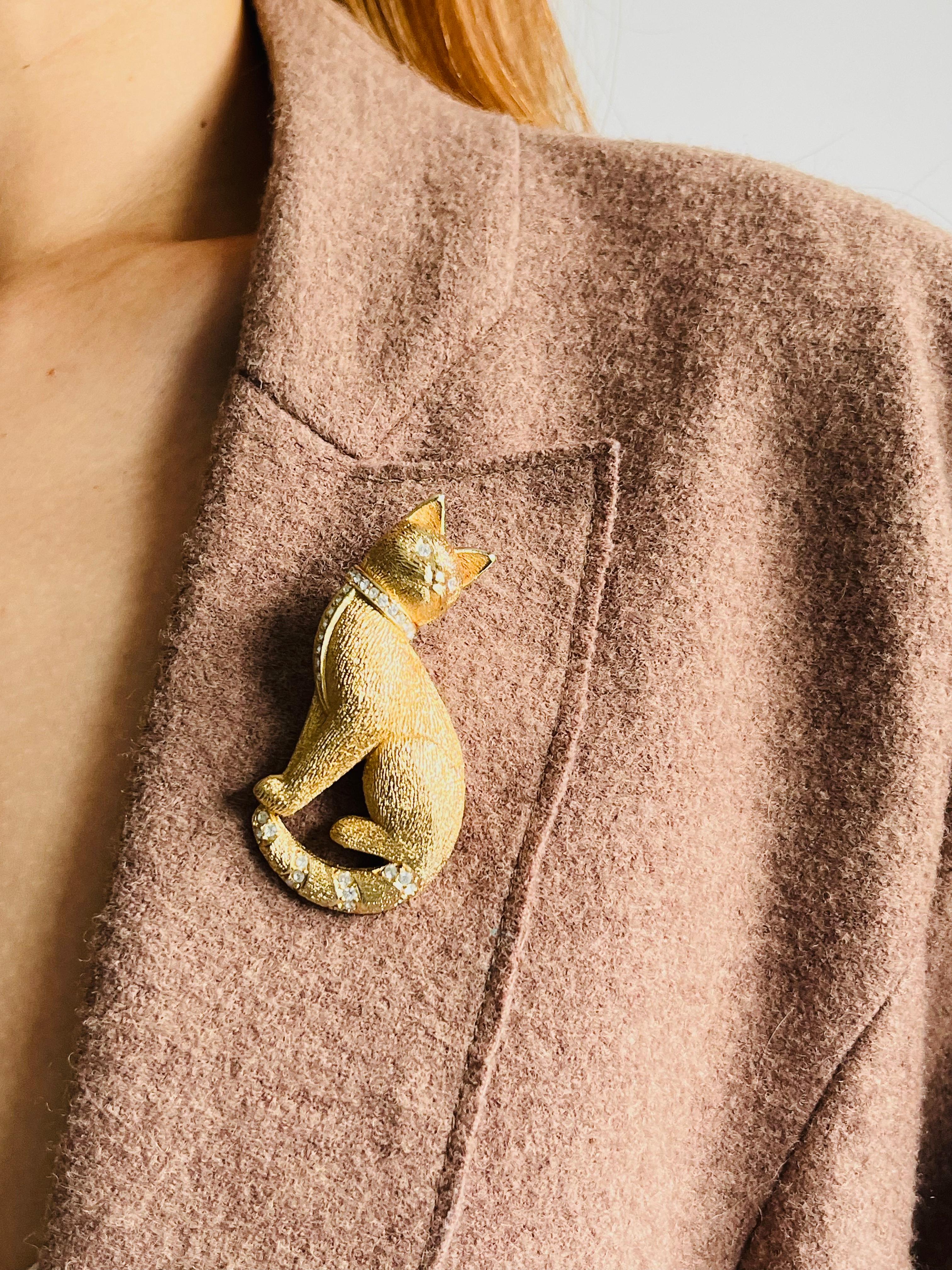 Christian Dior GROSSE 1970s Textured Vivid Cute Cat Sit Crystals Chunky Brooch For Sale 1