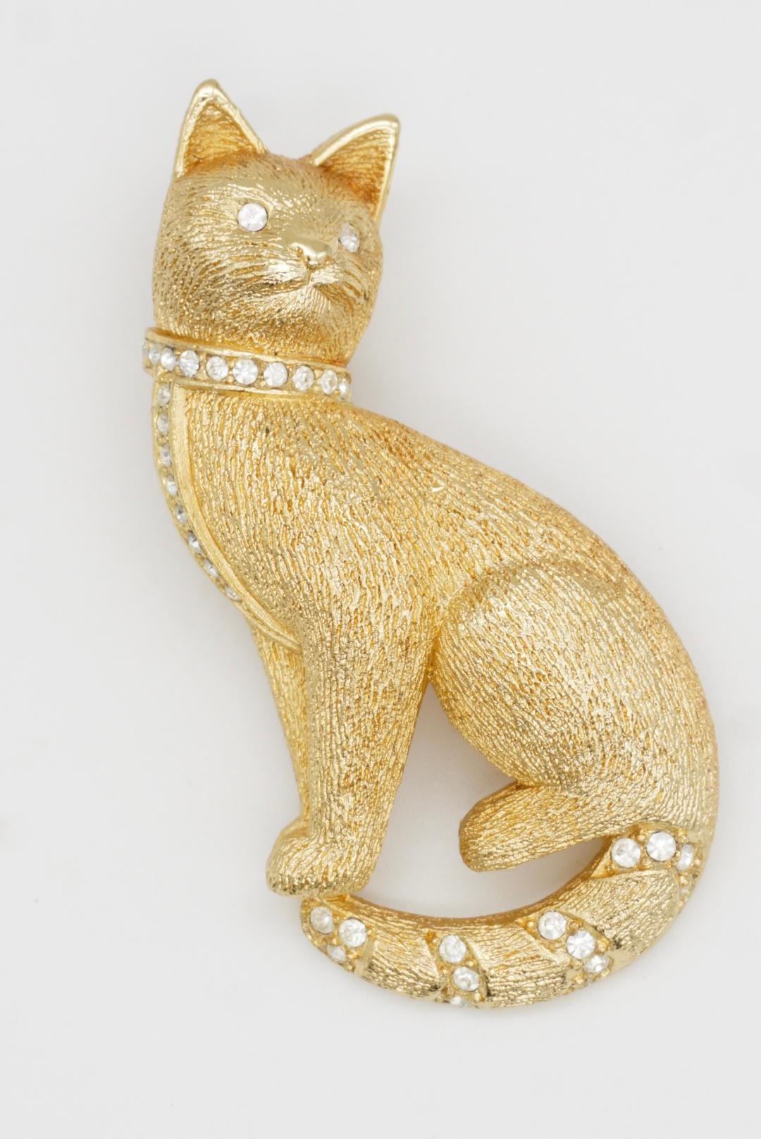 Christian Dior GROSSE 1970s Textured Vivid Cute Cat Sit Crystals Chunky Brooch For Sale 2