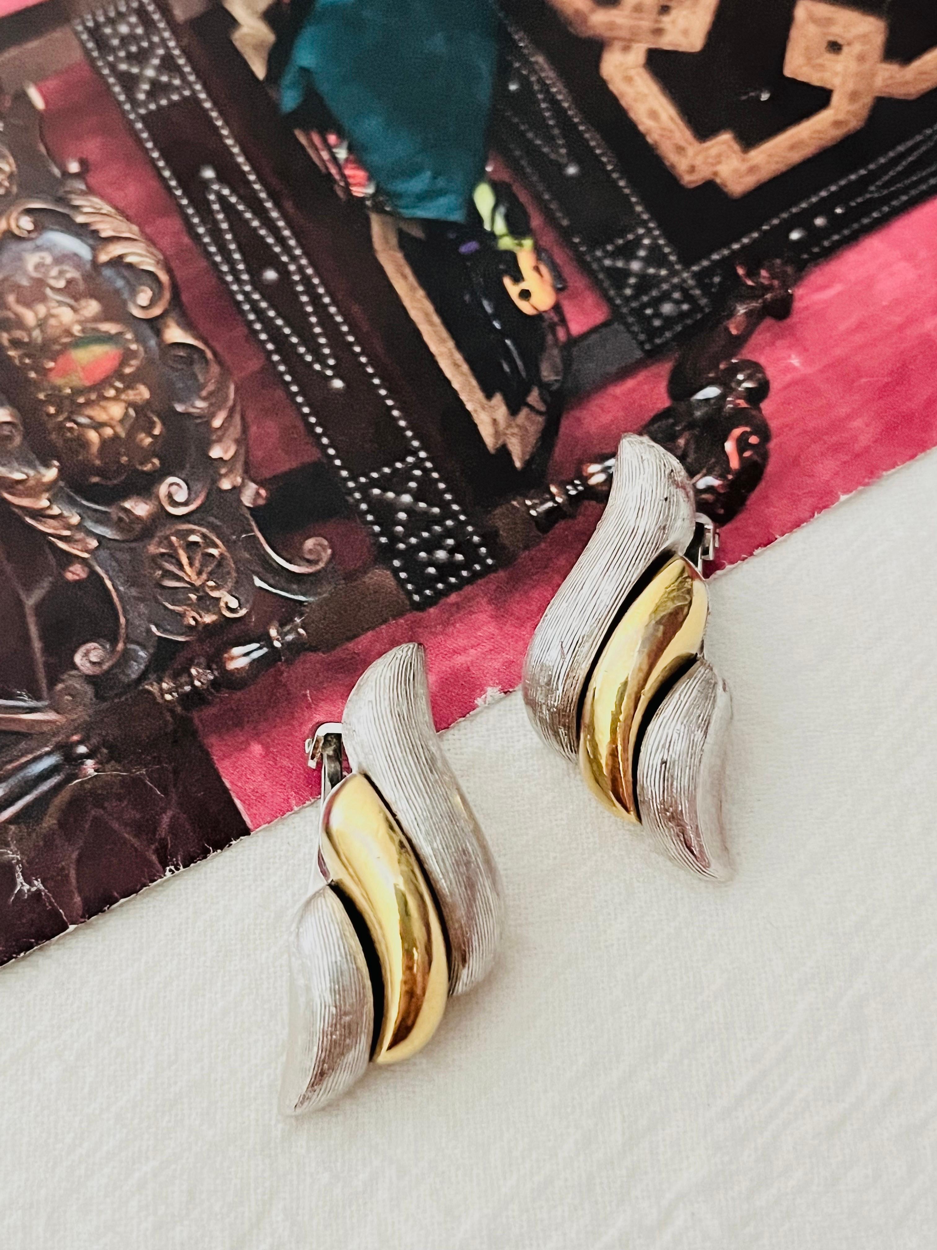 Christian Dior GROSSE 1970s Vintage Unisex Orecchini a Clip Modernisti a Tre Spirali con Fiamma di Fuoco, Argento, Tonalità Oro

Ottime condizioni. Vintage e raro da trovare. 100% autentico.

Un bellissimo paio di orecchini a clip, firmati sul